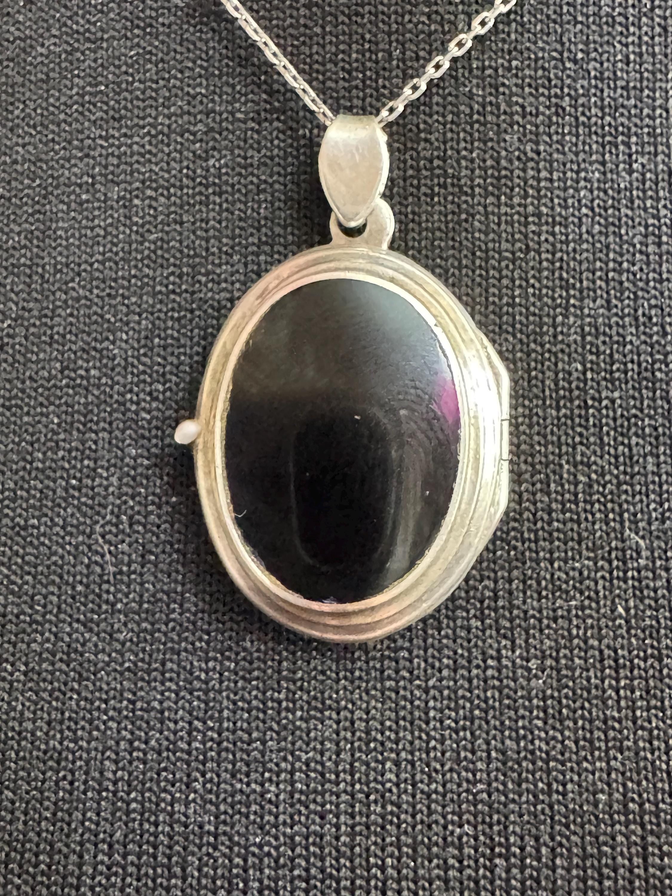 Onyx or black enamel 925 sterling silver Vintage Locket , Photo keepsake Locket