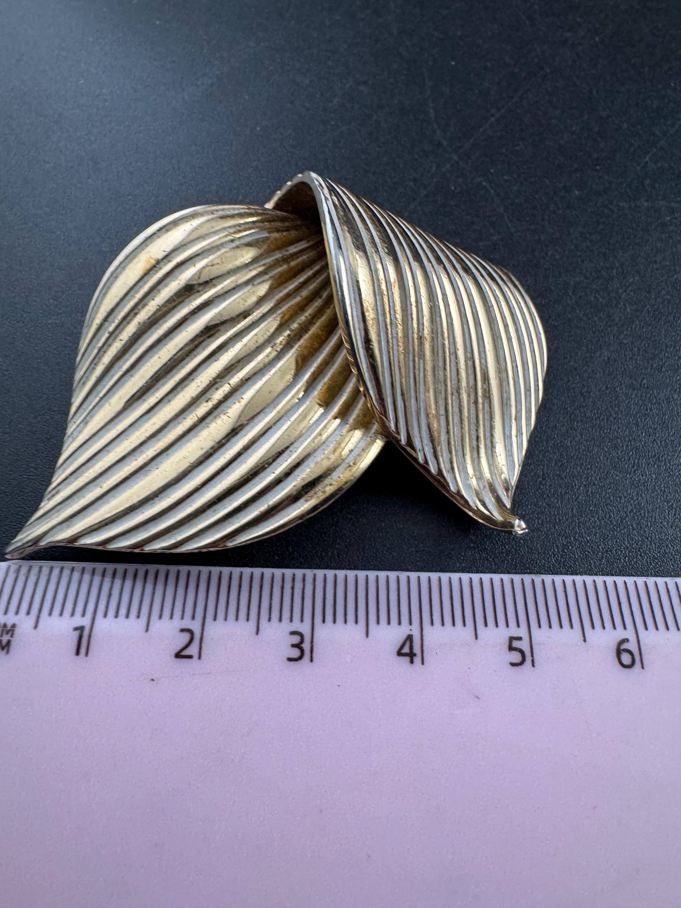 1964 Grosse white enamel gold plated leaf signed pendant , placed on a vintage chain necklace