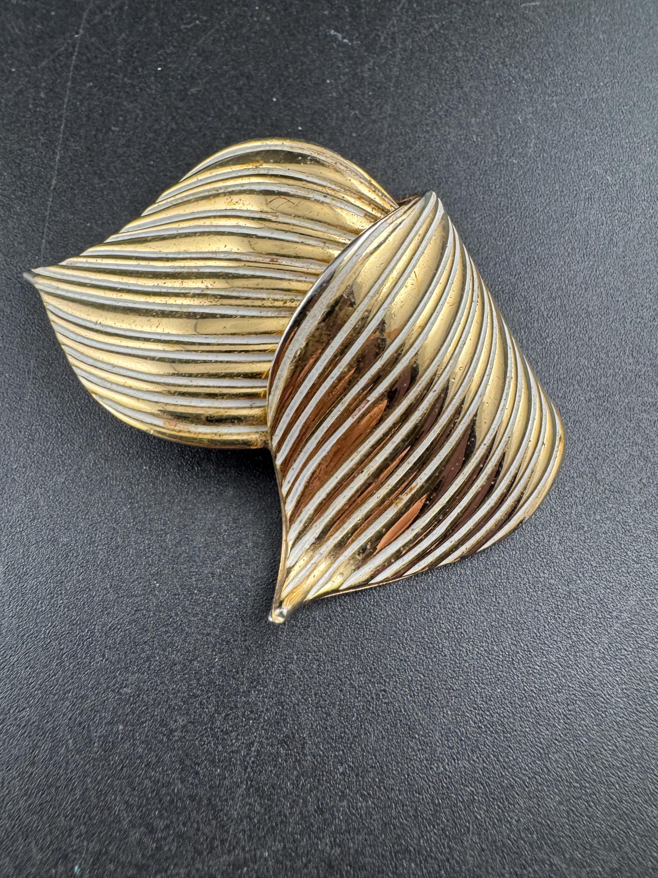 1964 Grosse white enamel gold plated leaf signed pendant , placed on a vintage chain necklace