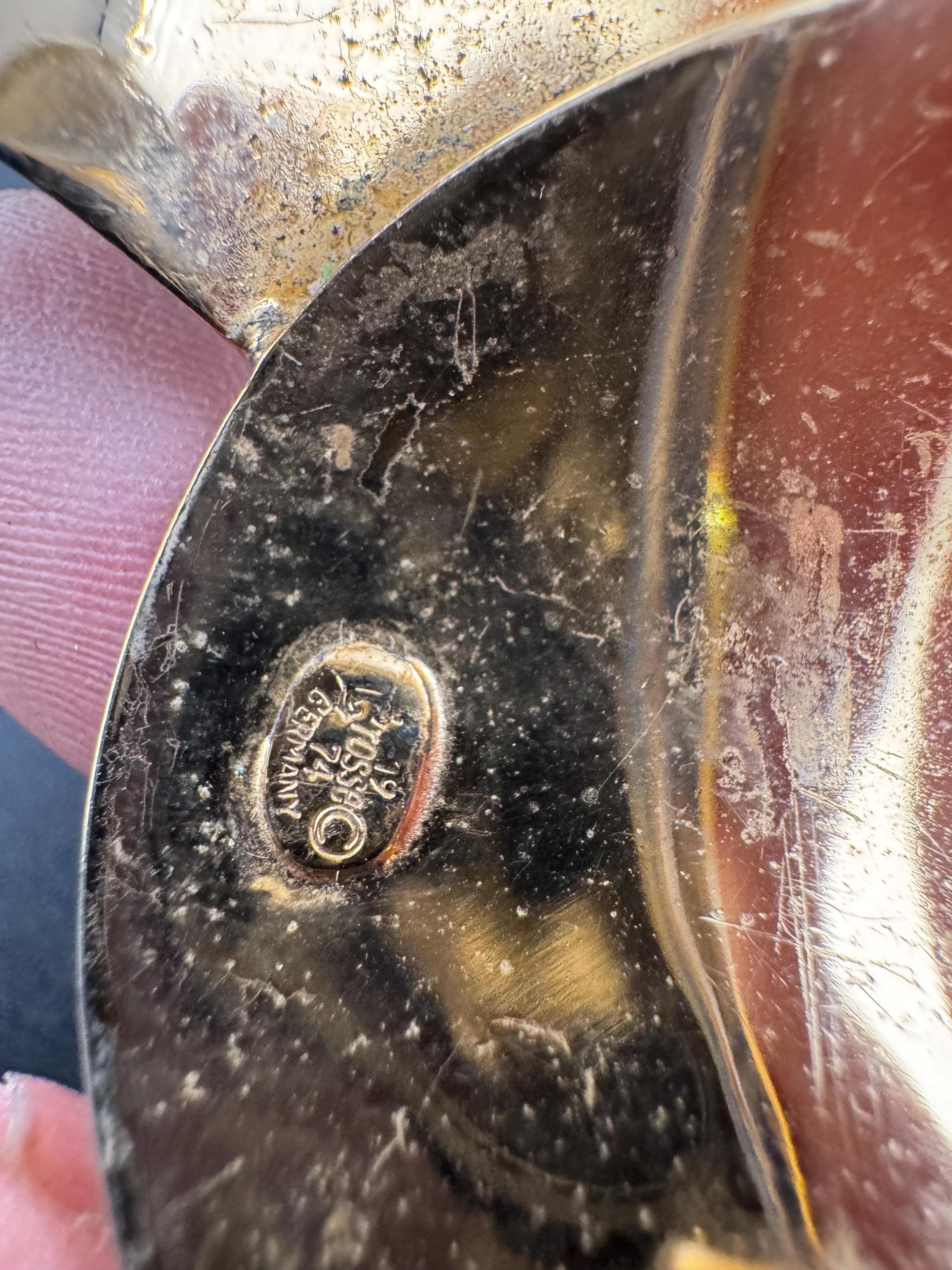 1964 Grosse white enamel gold plated leaf signed pendant , placed on a vintage chain necklace