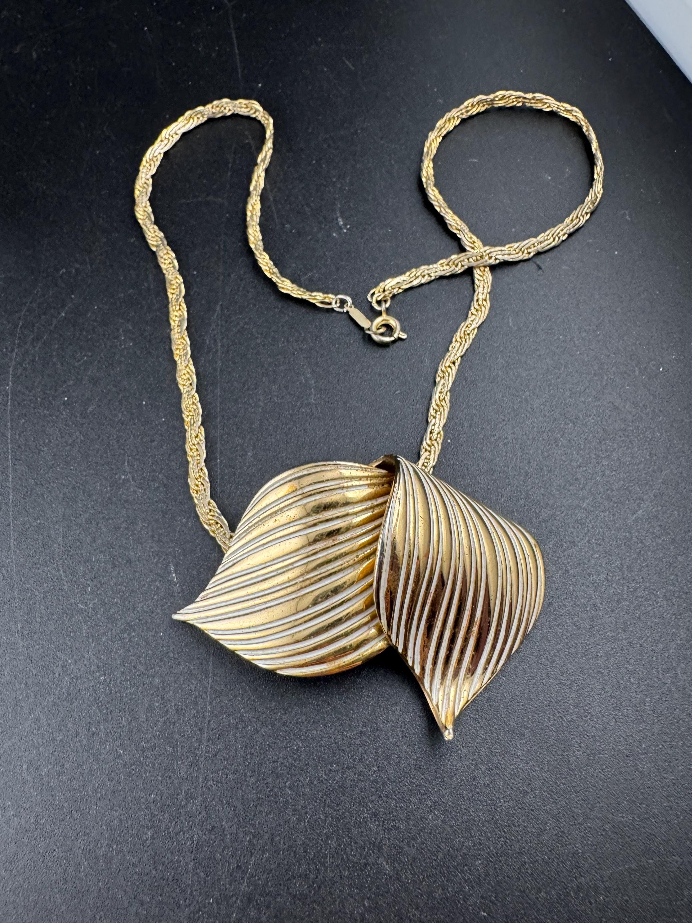 1964 Grosse white enamel gold plated leaf signed pendant , placed on a vintage chain necklace
