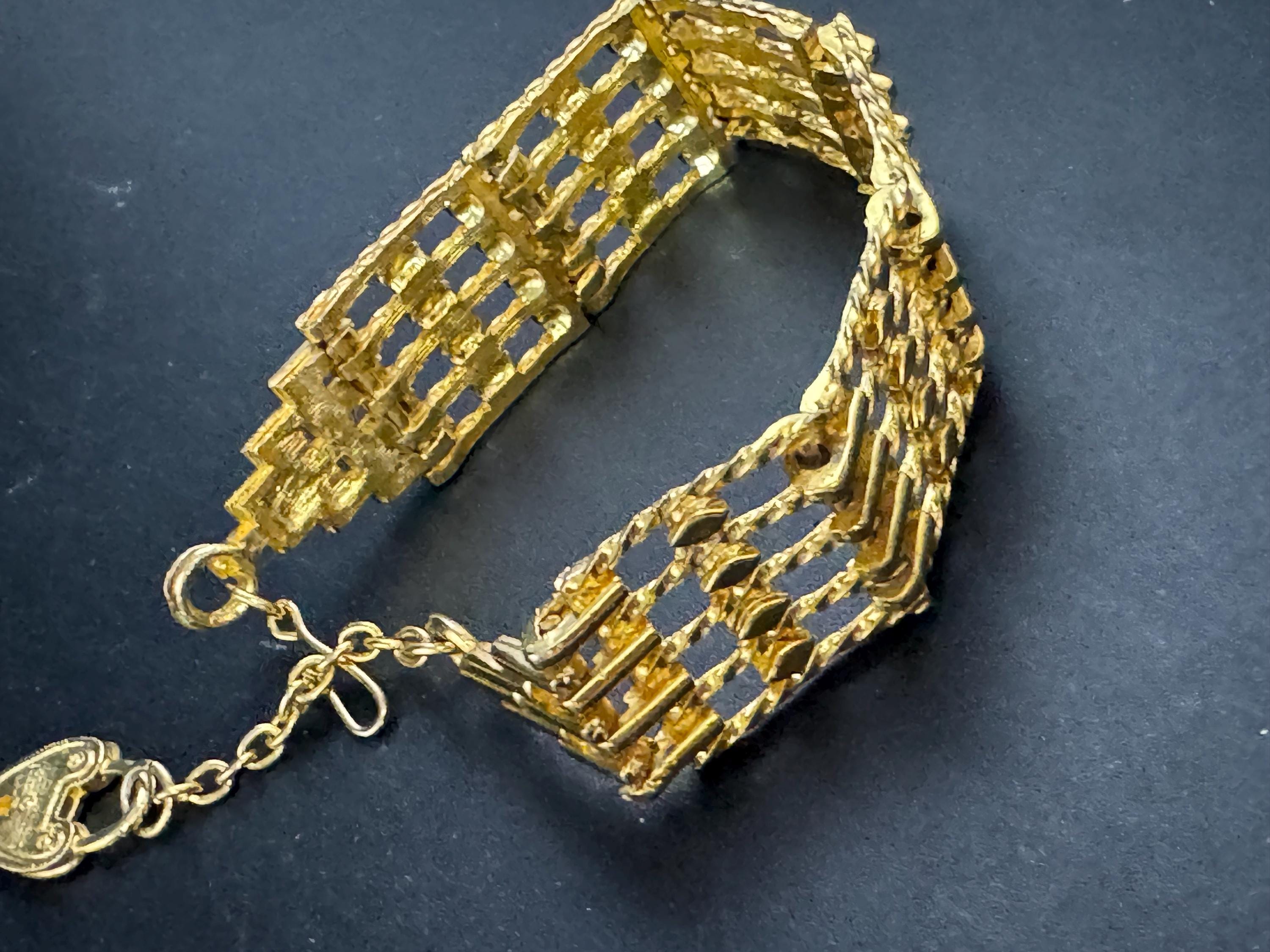 Retro 5 bar gate bracelet with heart padlock, gold tone