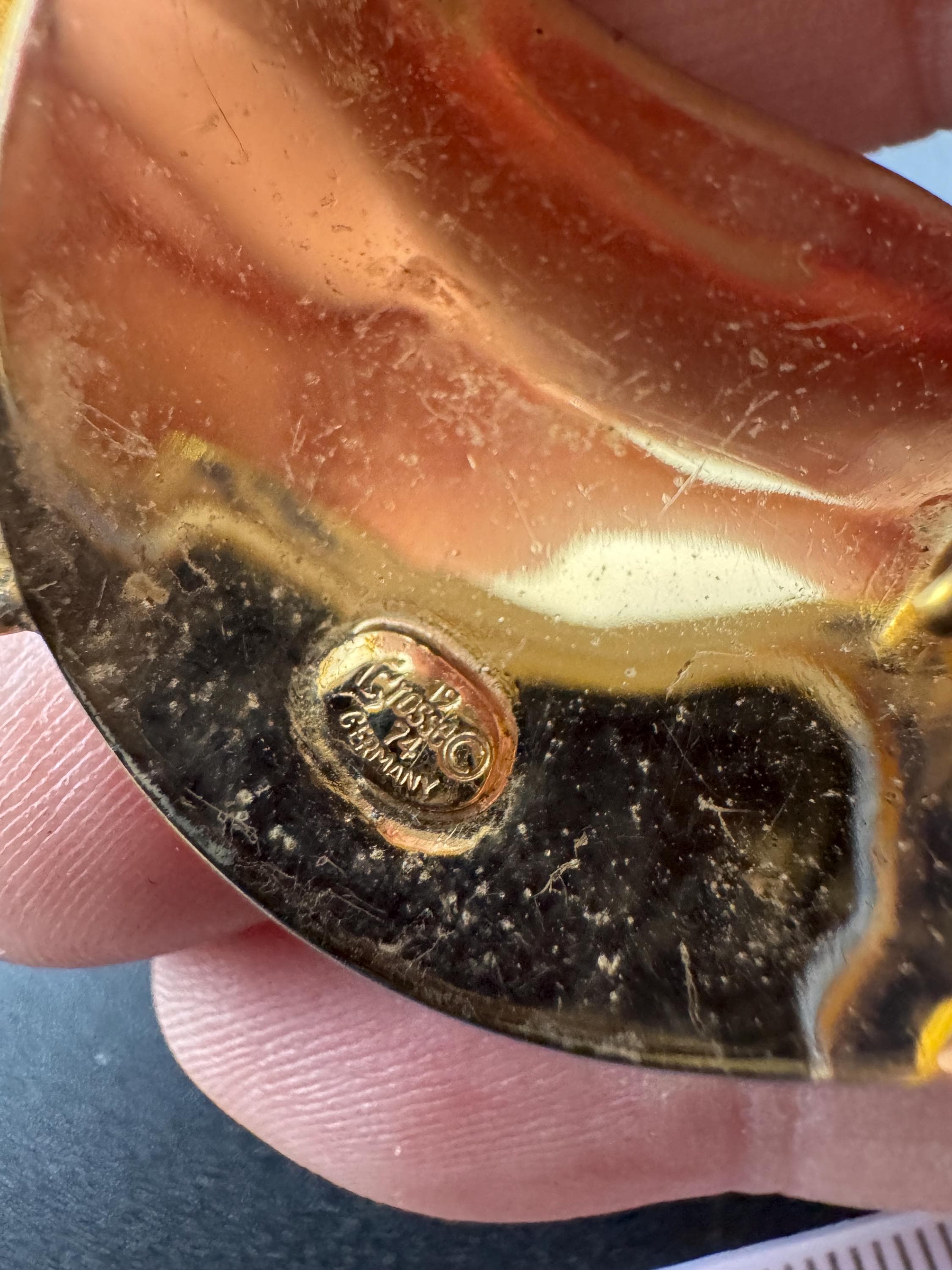 1964 Grosse white enamel gold plated leaf signed pendant , placed on a vintage chain necklace