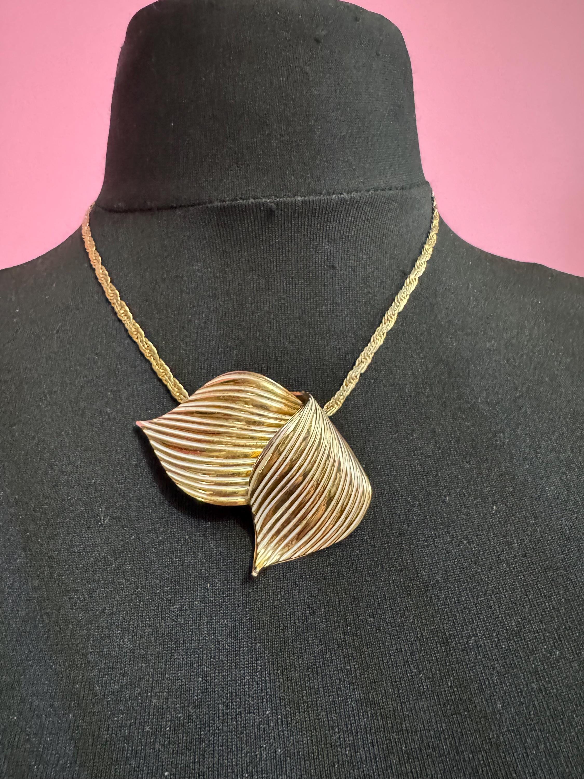 1964 Grosse white enamel gold plated leaf signed pendant , placed on a vintage chain necklace
