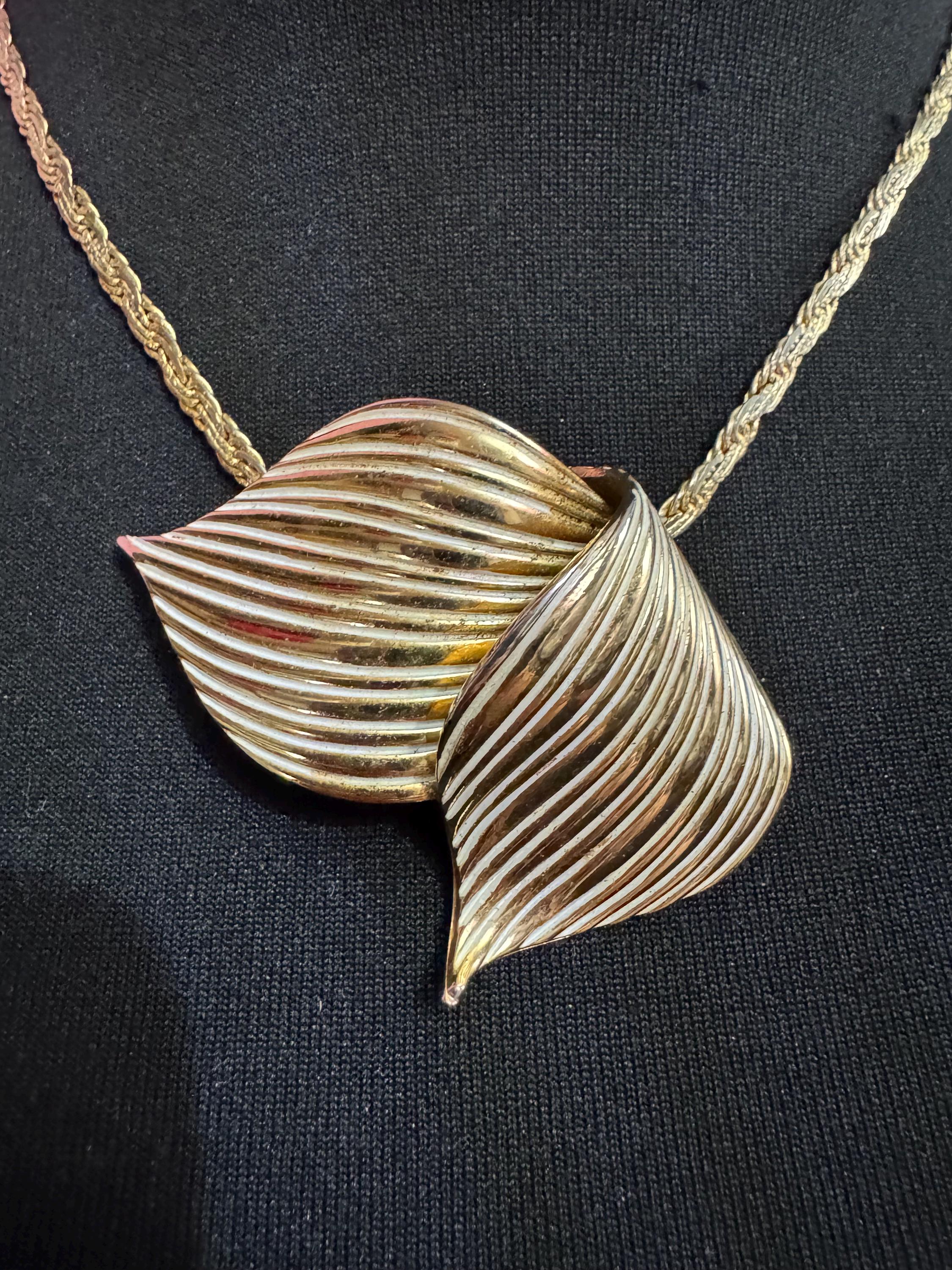 1964 Grosse white enamel gold plated leaf signed pendant , placed on a vintage chain necklace