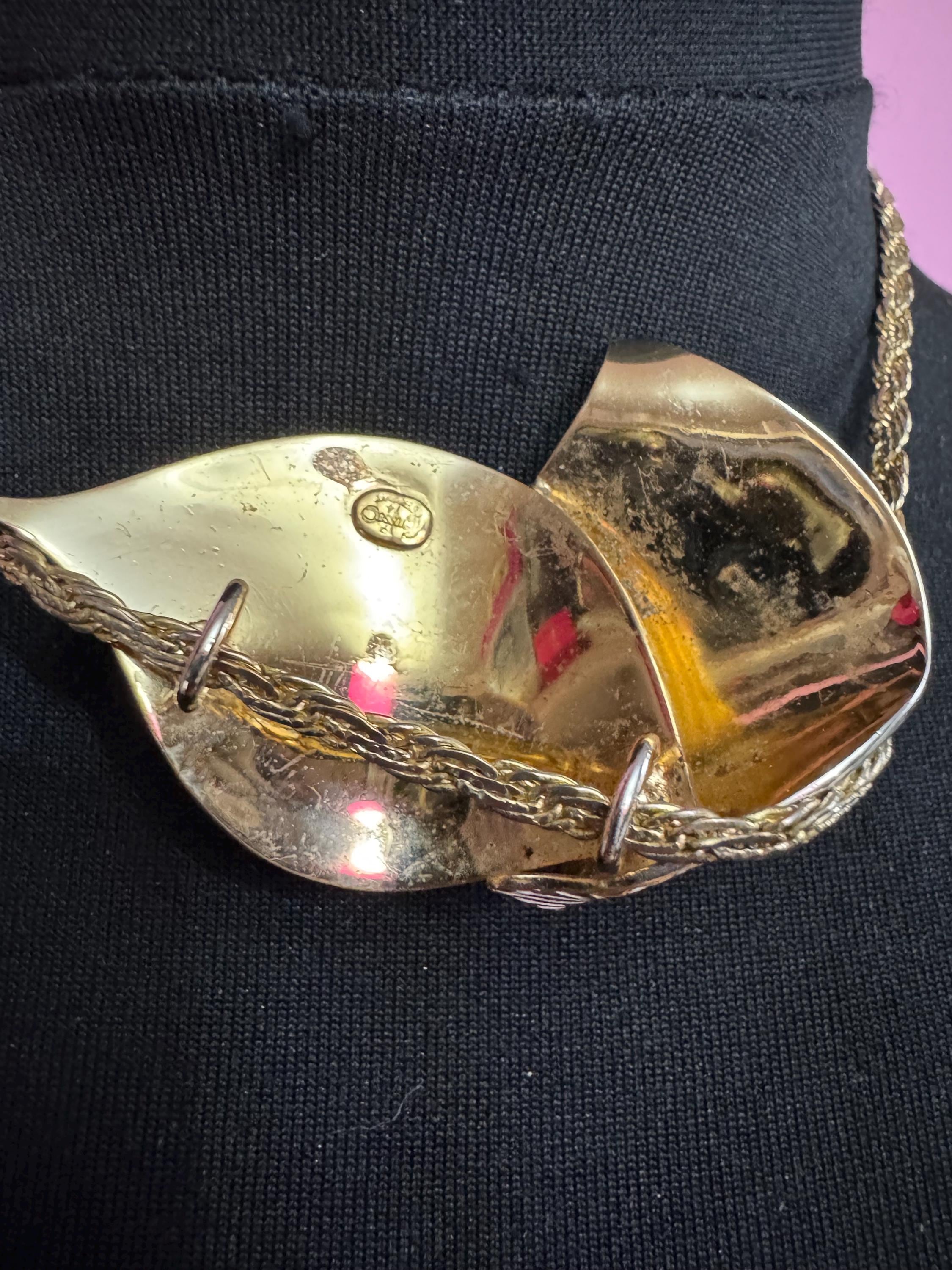 1964 Grosse white enamel gold plated leaf signed pendant , placed on a vintage chain necklace