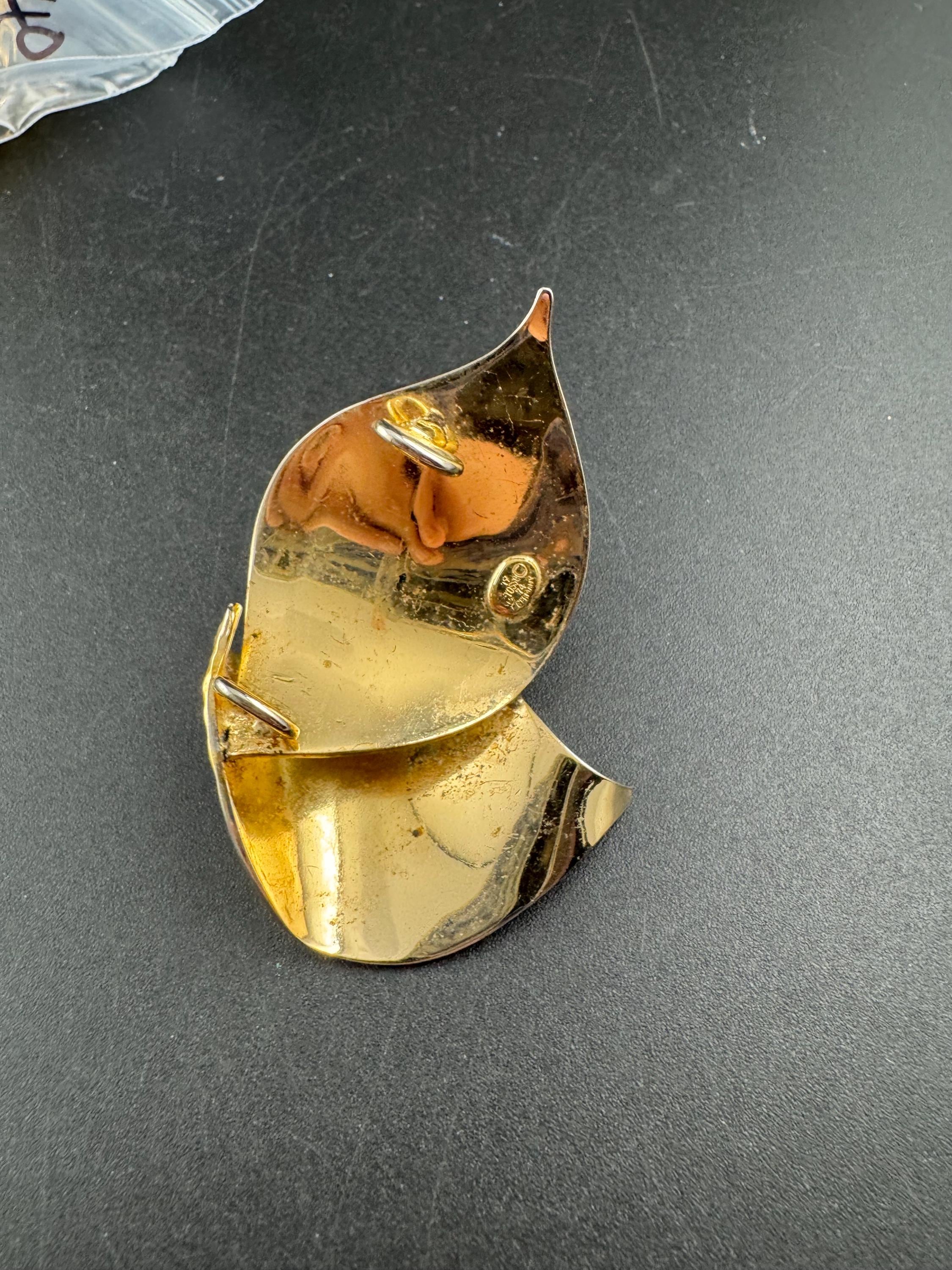 1964 Grosse white enamel gold plated leaf signed pendant , placed on a vintage chain necklace