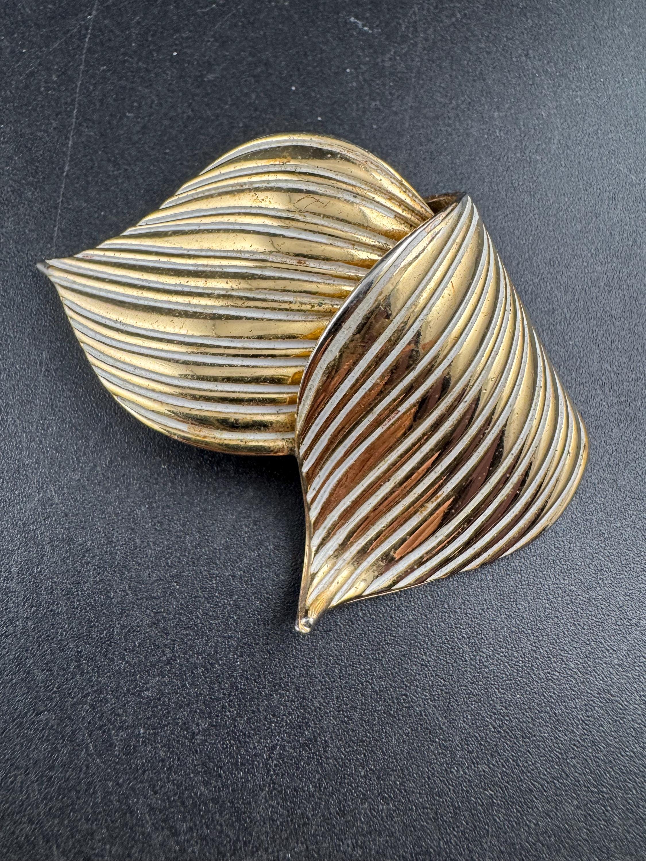 1964 Grosse white enamel gold plated leaf signed pendant , placed on a vintage chain necklace