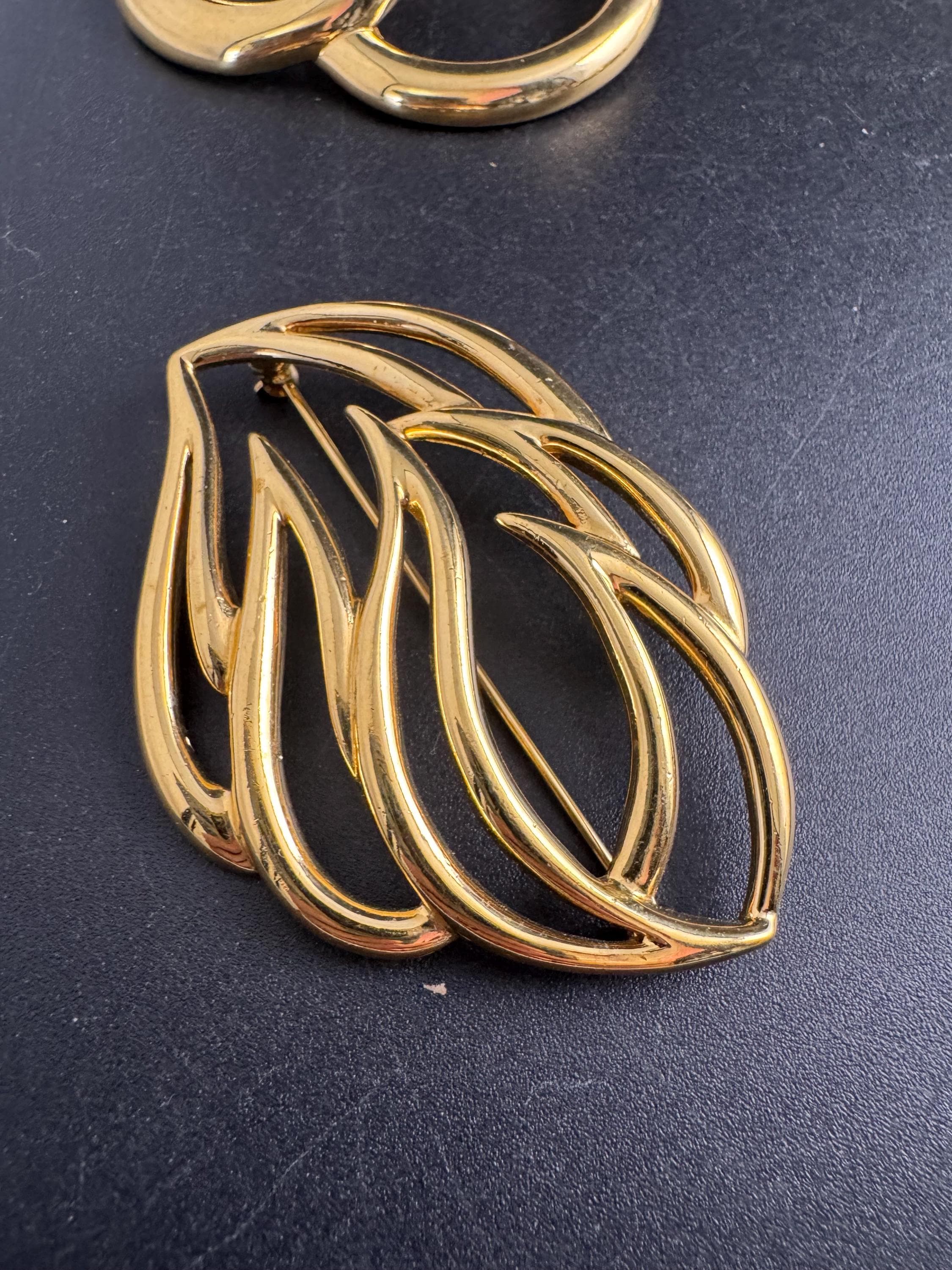 Signed MONET gold leaf brooch,  plated abstract brooch modernist 5.5cm