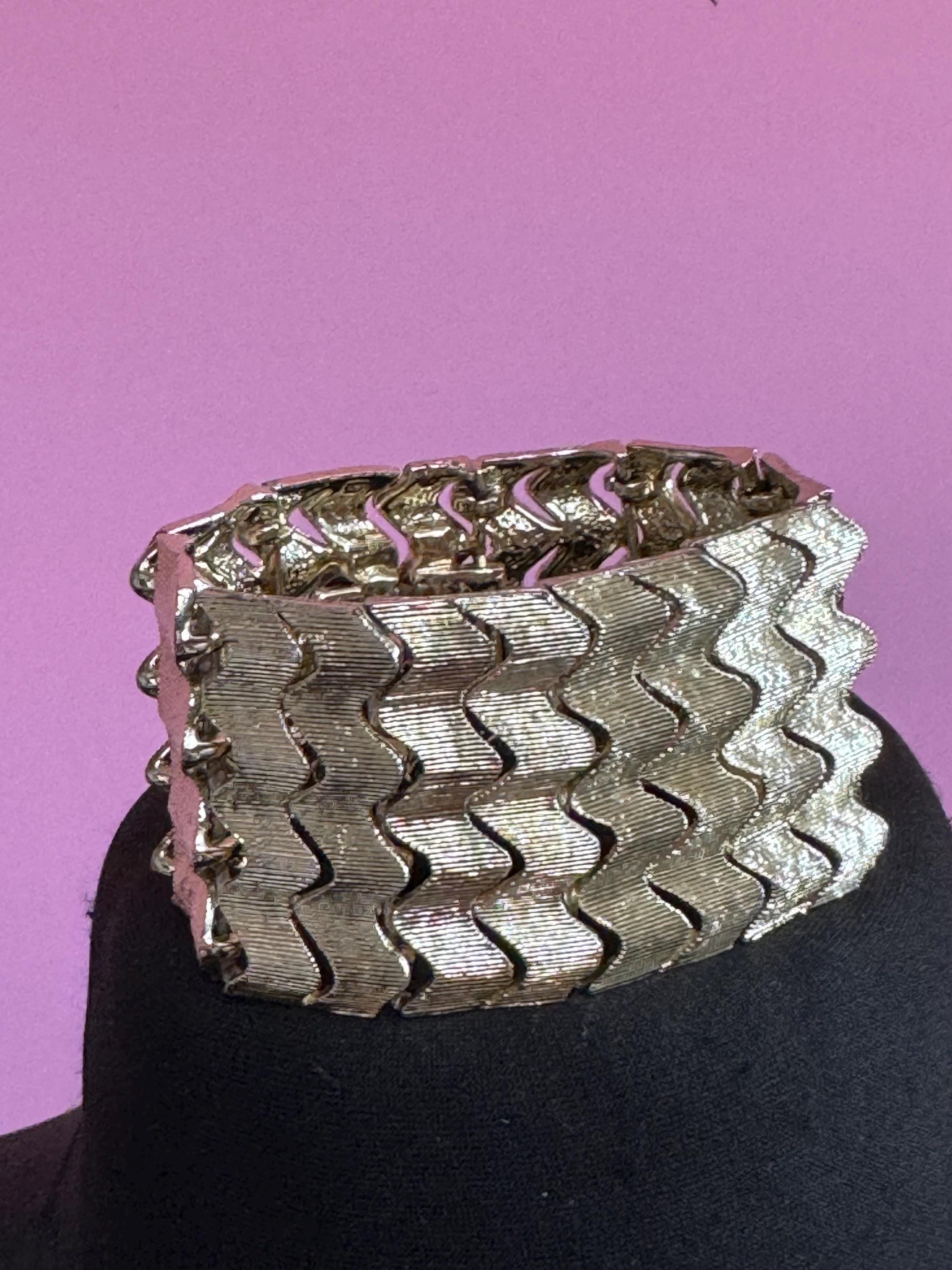 Champagne gold wide vintage bracelet, articulated fish scale links 1950s
