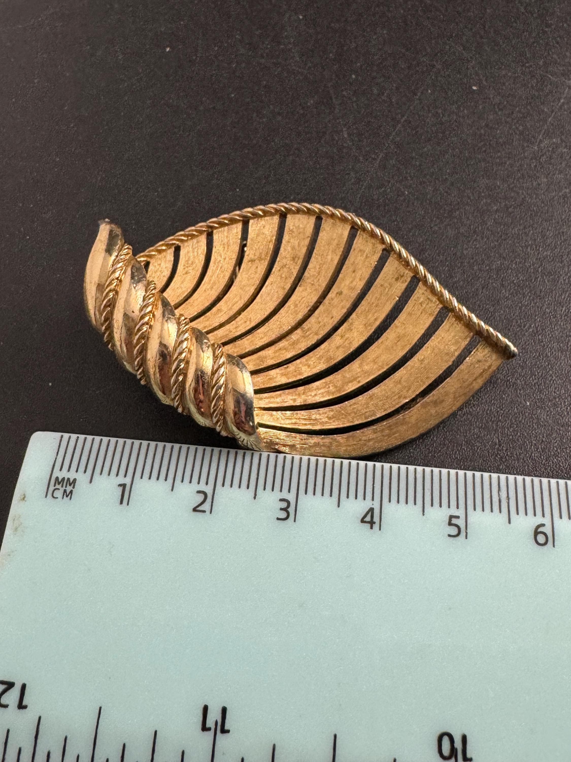 Crown Trifari stylised seashell brooch, gold plated 6cm signed