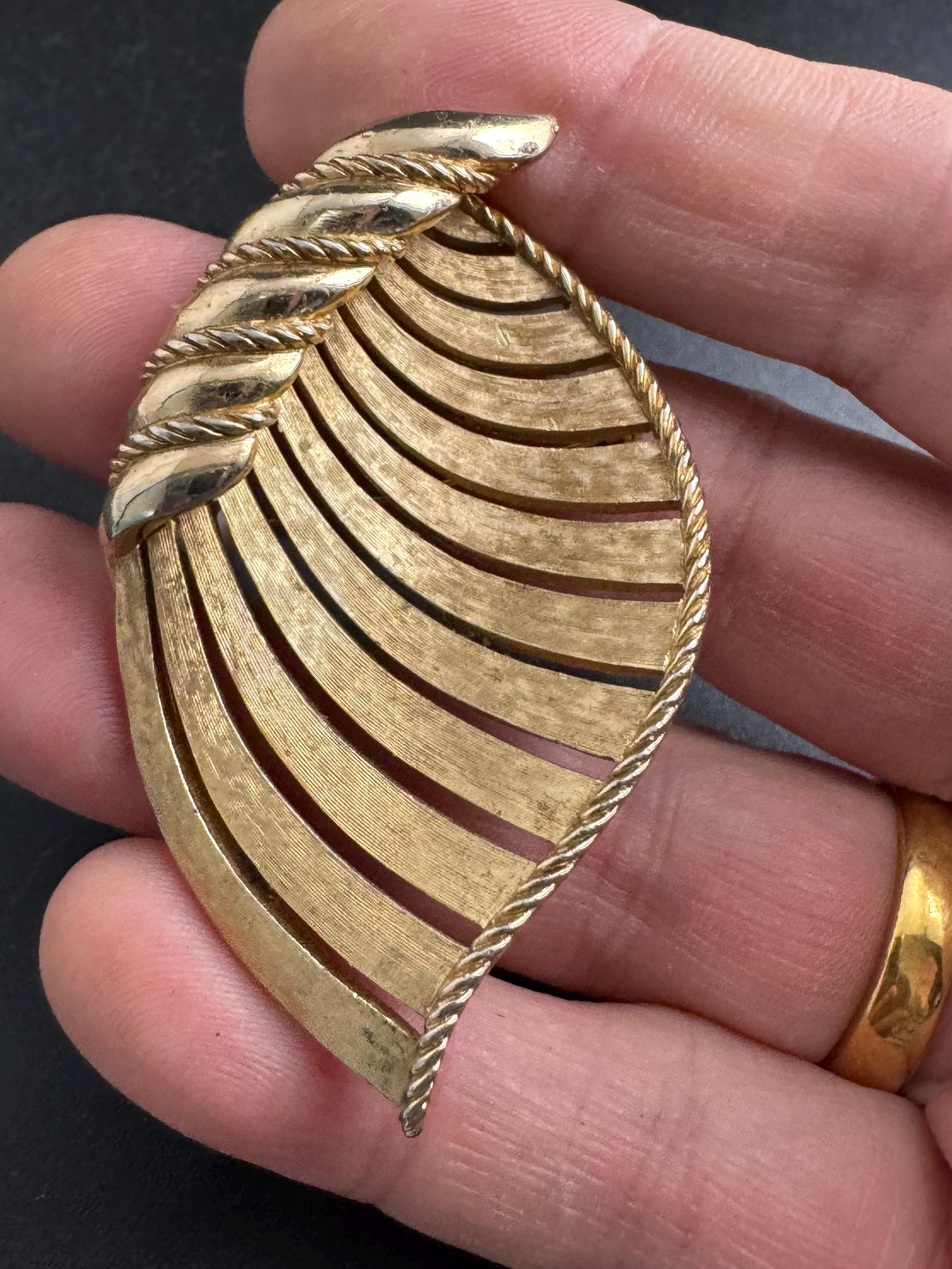 Crown Trifari stylised seashell brooch, gold plated 6cm signed