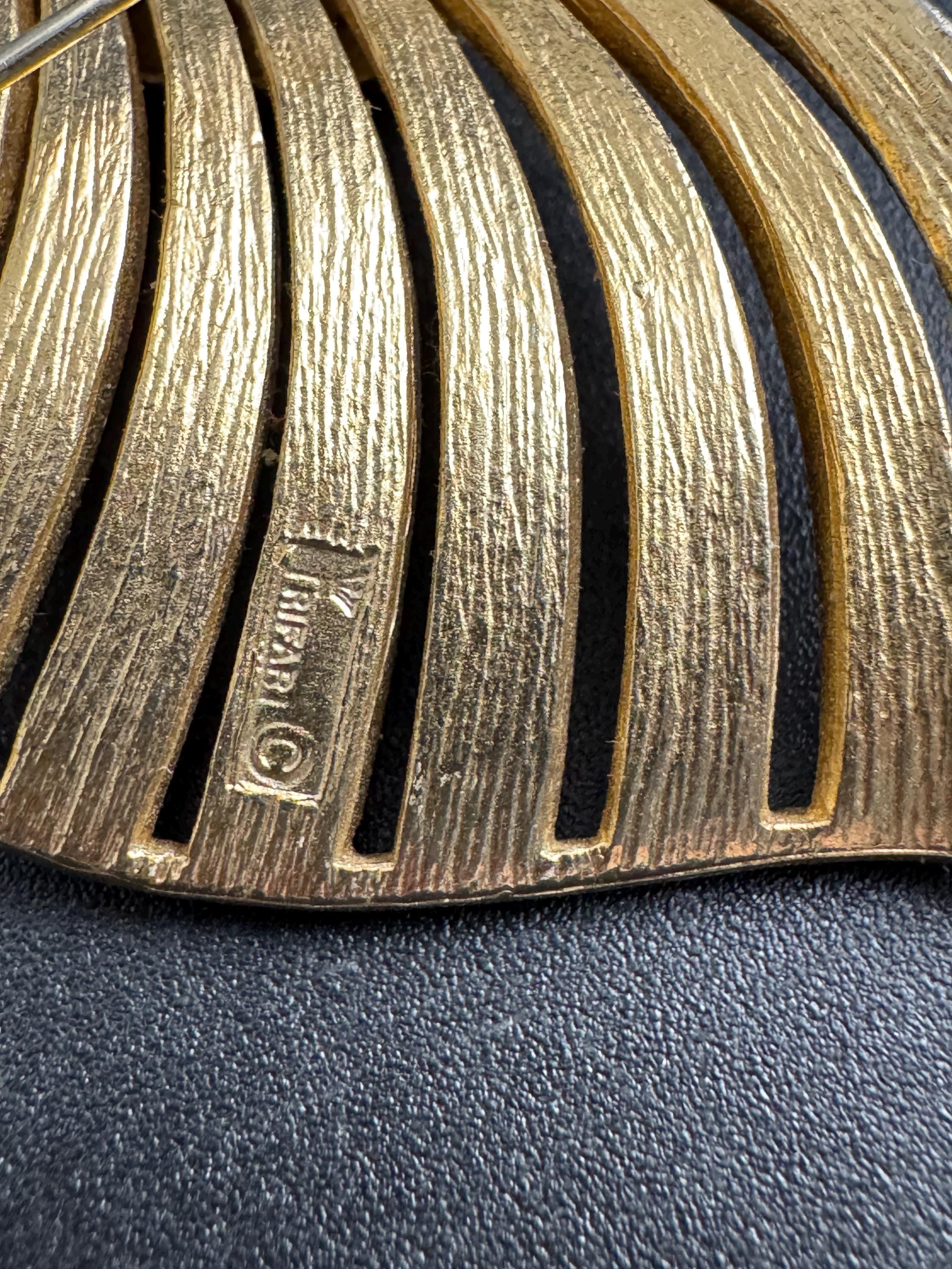 Crown Trifari stylised seashell brooch, gold plated 6cm signed