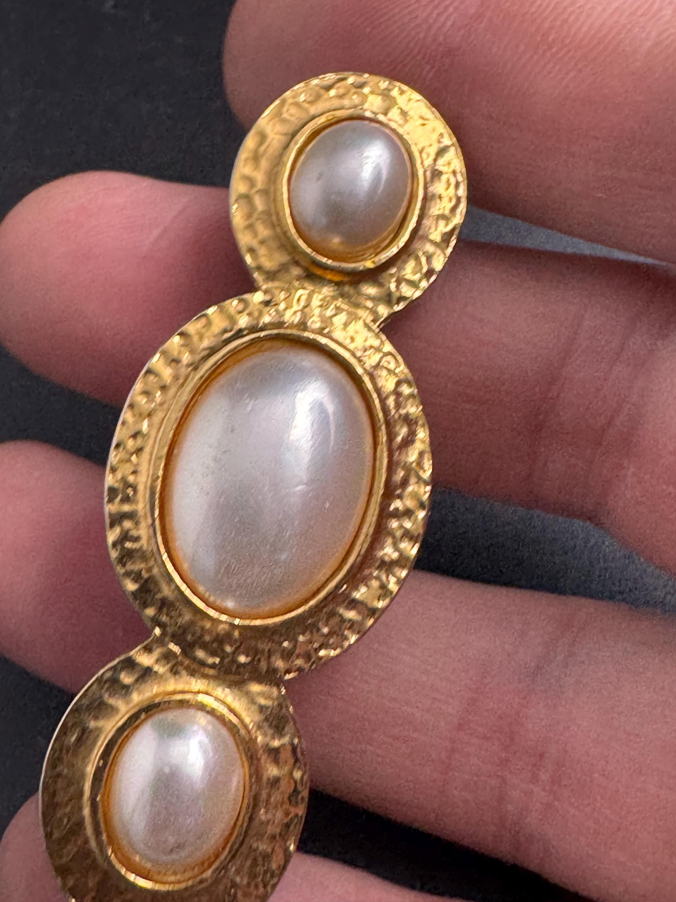 Sphinx pearl cabochon bar brooch 80s, signed vintage gold tone