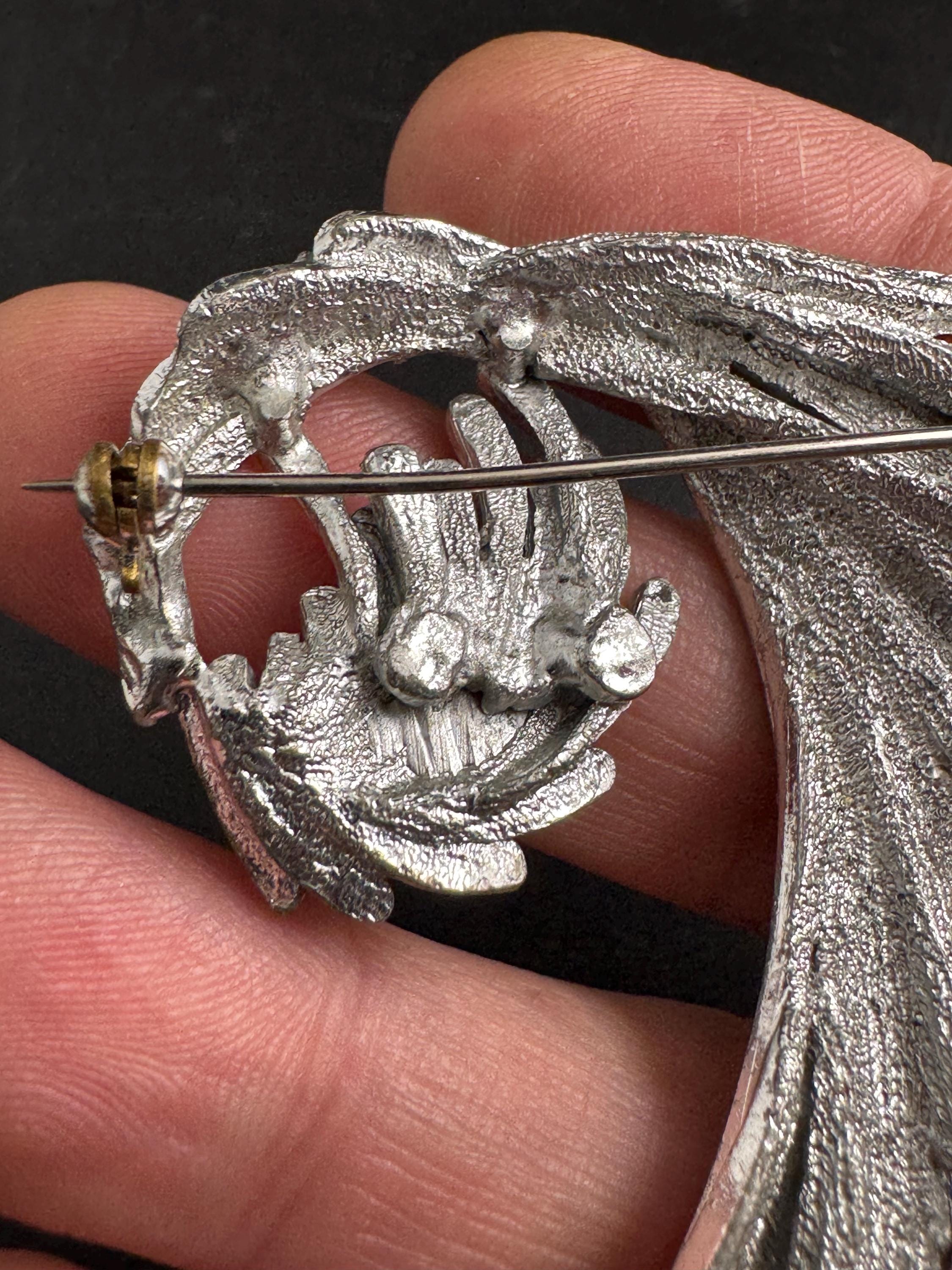 Exquisite large silver brooch, signed modernist swirl design (7cm)