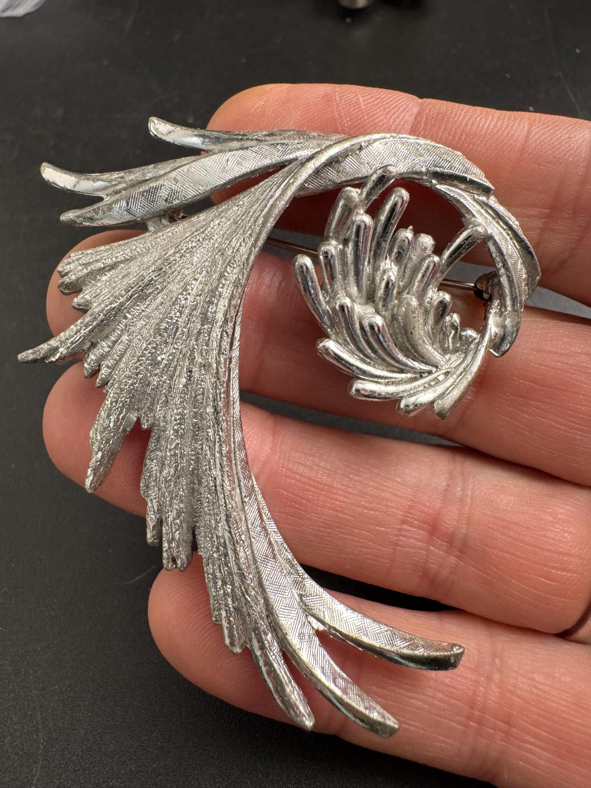 Exquisite large silver brooch, signed modernist swirl design (7cm)