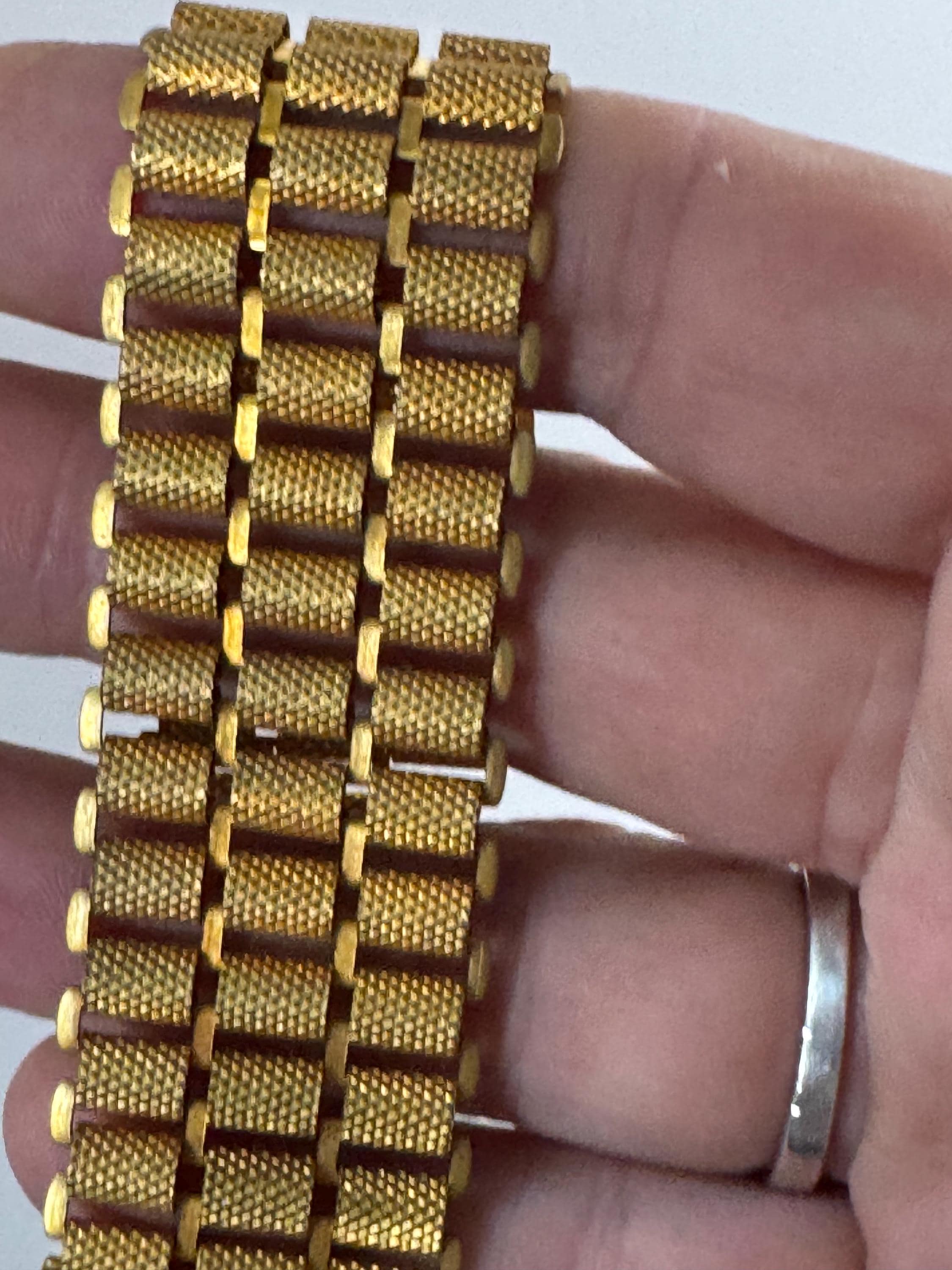 Mid-Century Gold Tone Panel Bracelet: Petite 17.5cm Book Chain Design