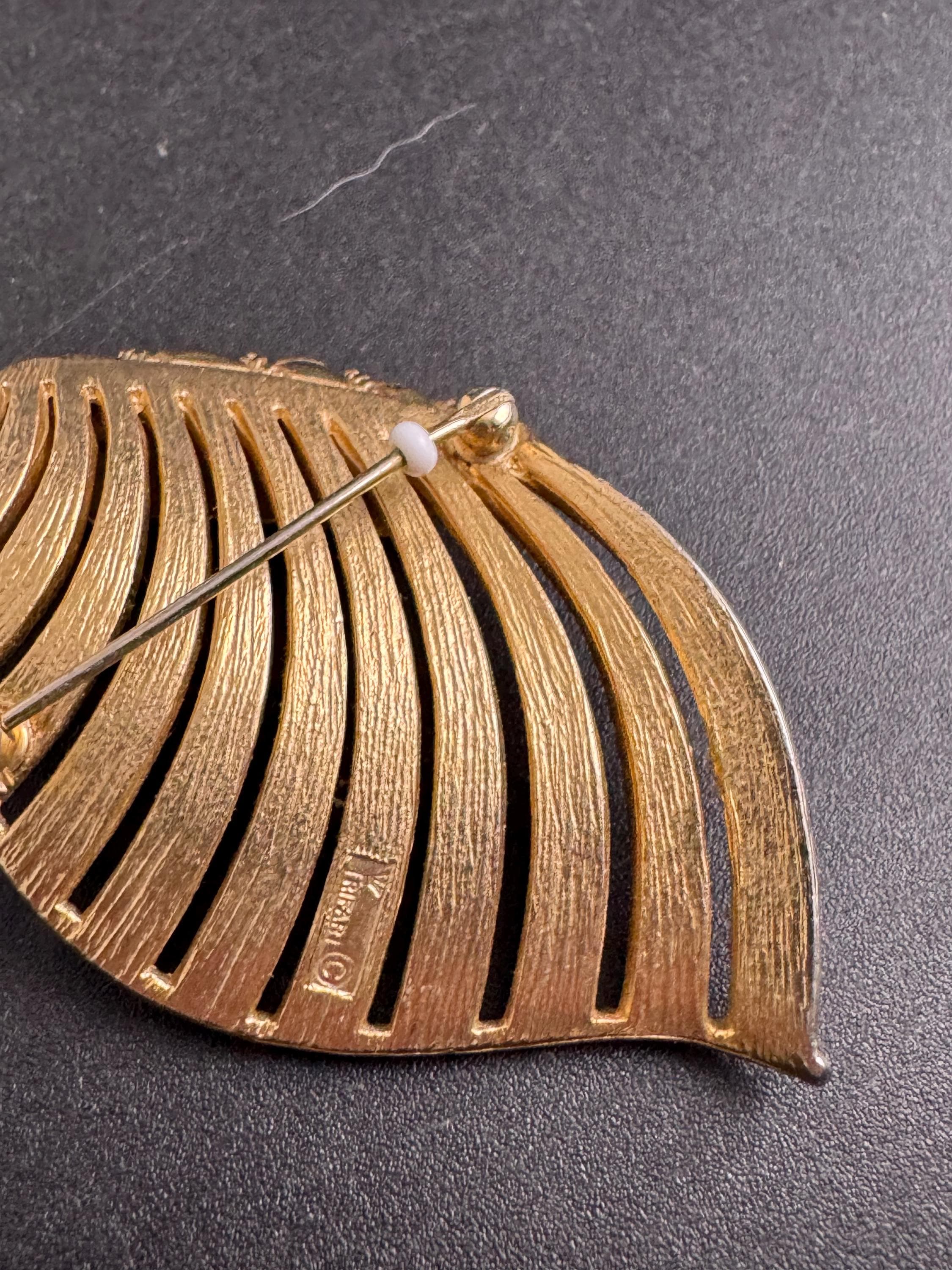 Crown Trifari stylised seashell brooch, gold plated 6cm signed