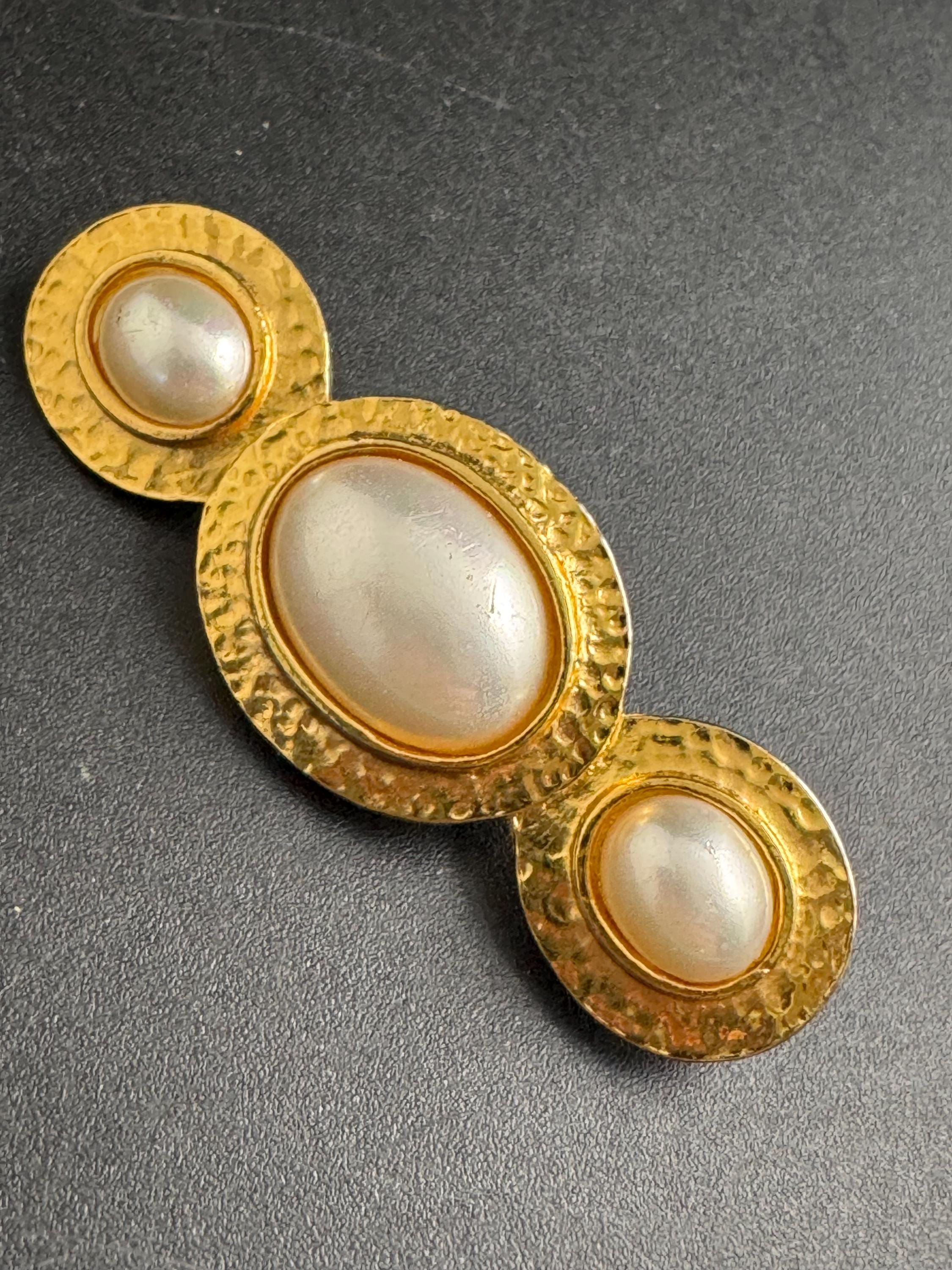 Sphinx pearl cabochon bar brooch 80s, signed vintage gold tone