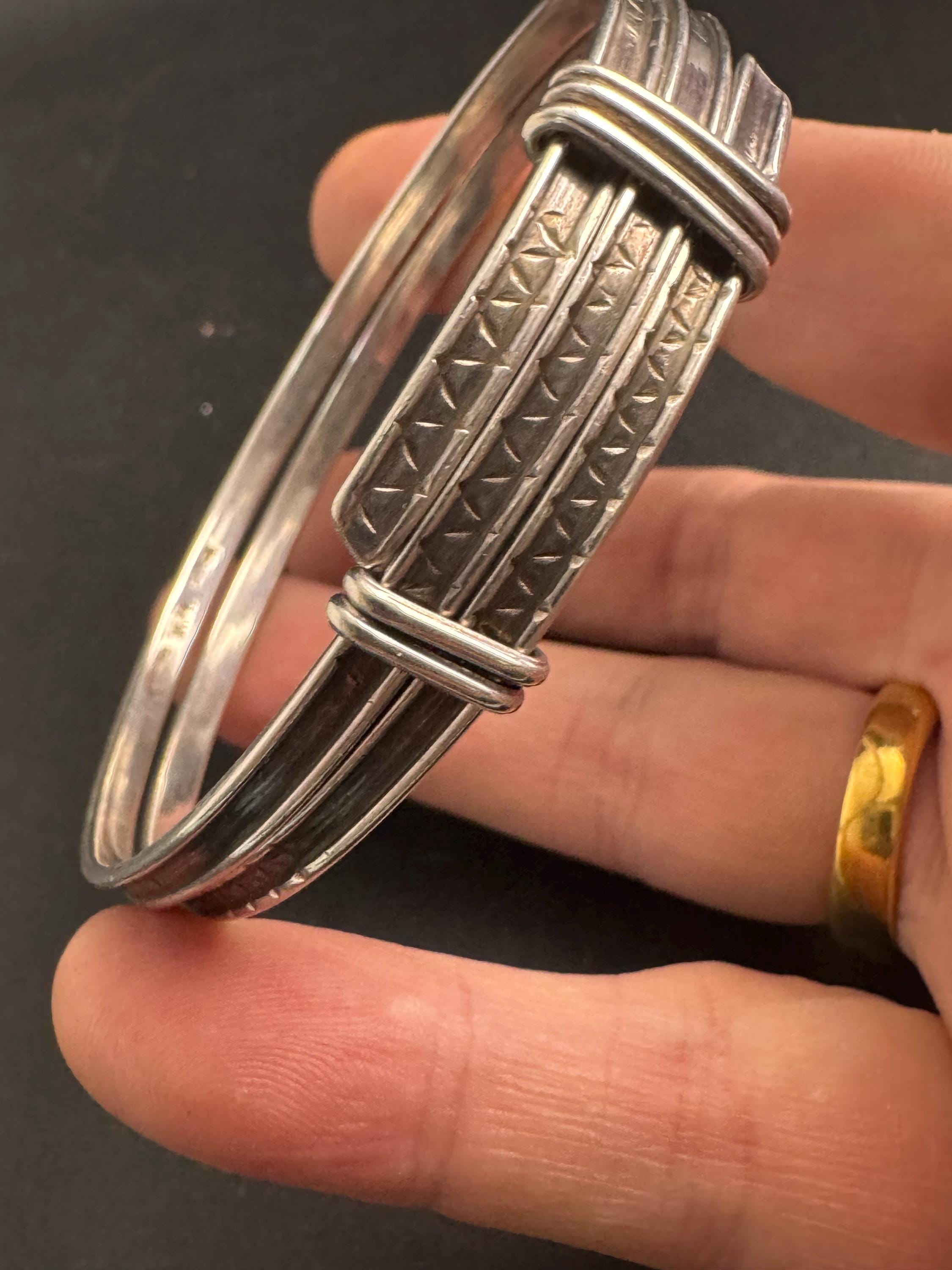 925 Sterling silver modernist bangle, adjustable fit 21.9 grams