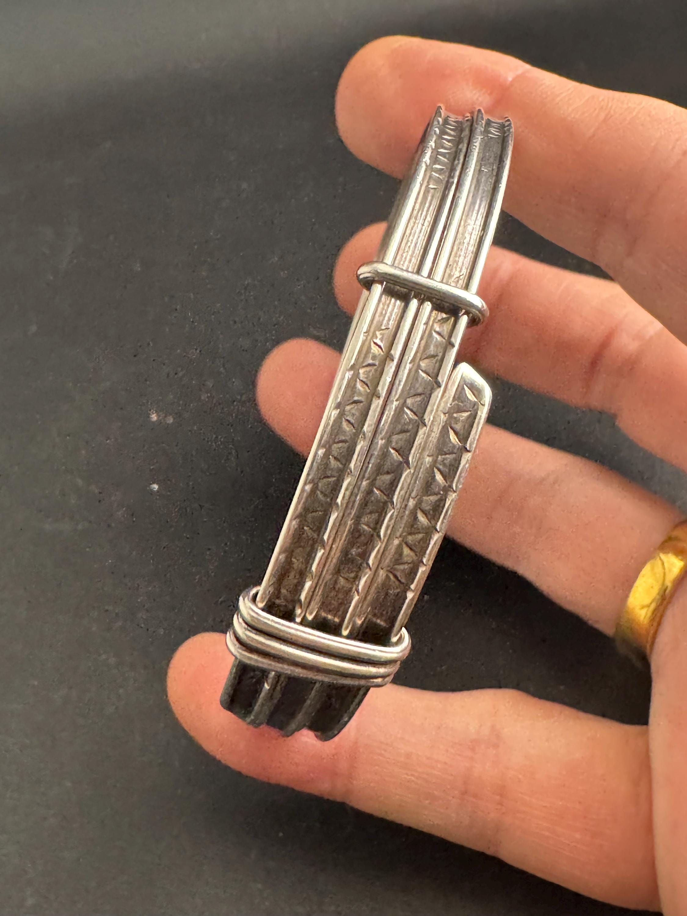 925 Sterling silver modernist bangle, adjustable fit 21.9 grams