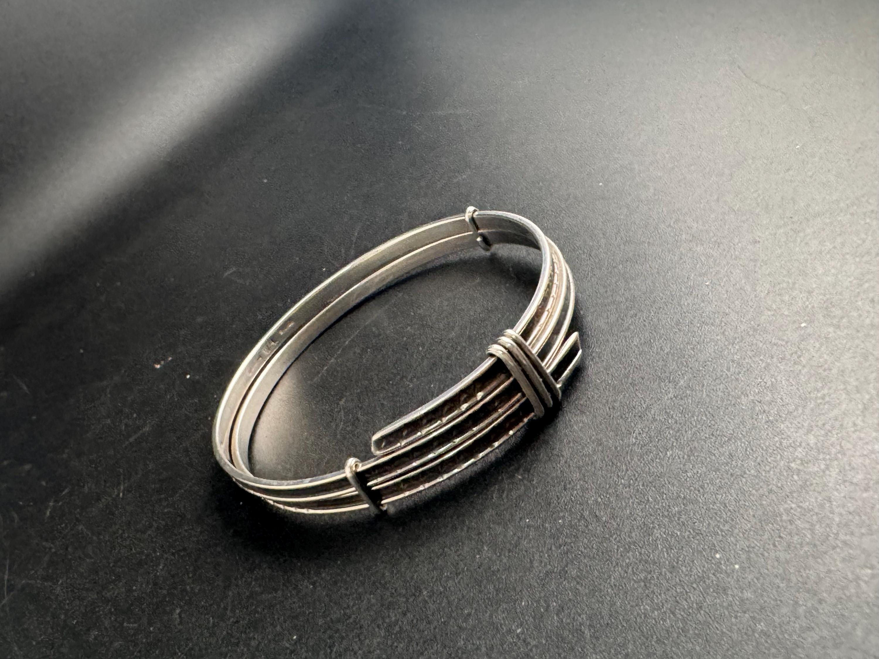 925 Sterling silver modernist bangle, adjustable fit 21.9 grams
