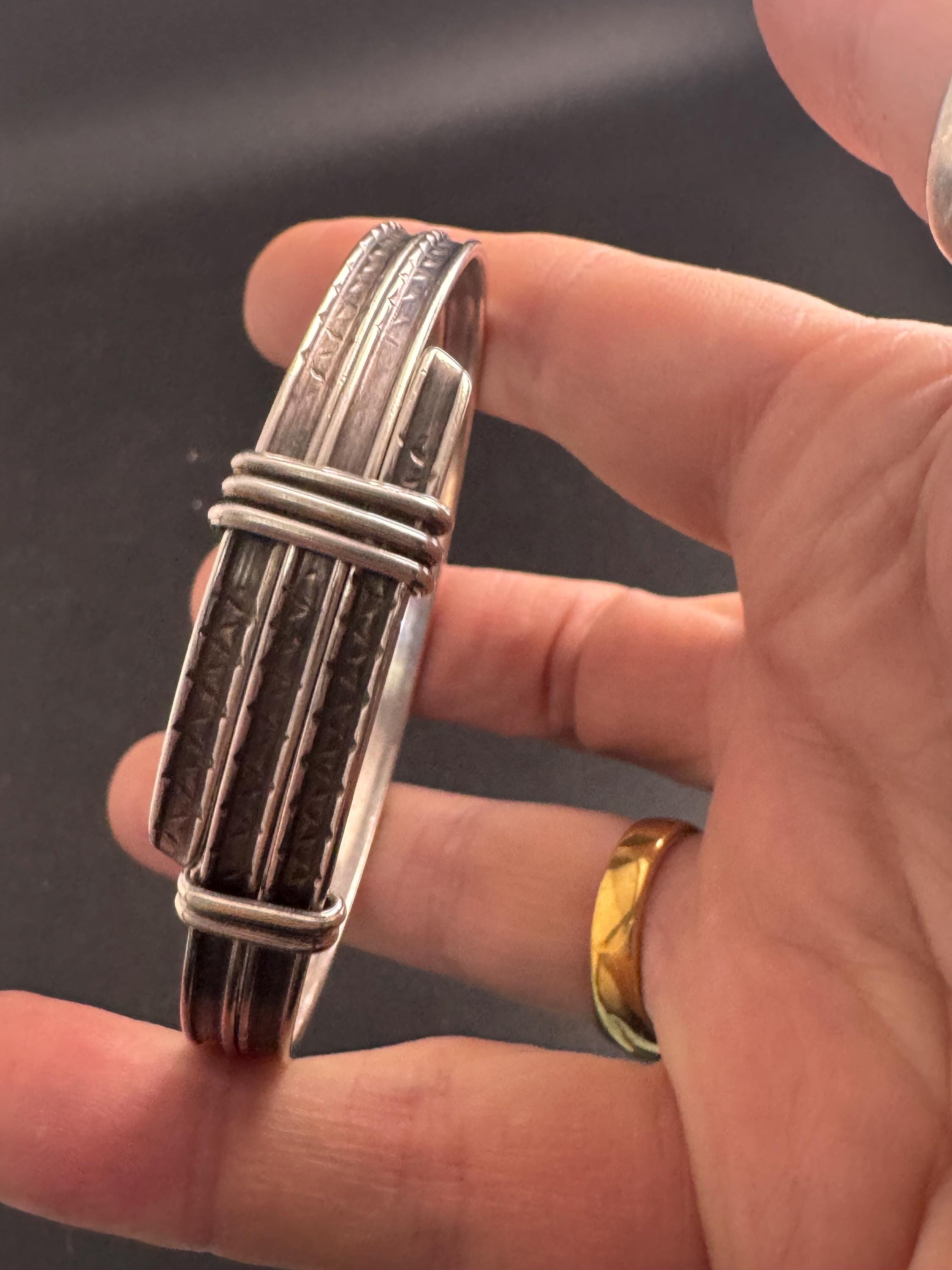 925 Sterling silver modernist bangle, adjustable fit 21.9 grams