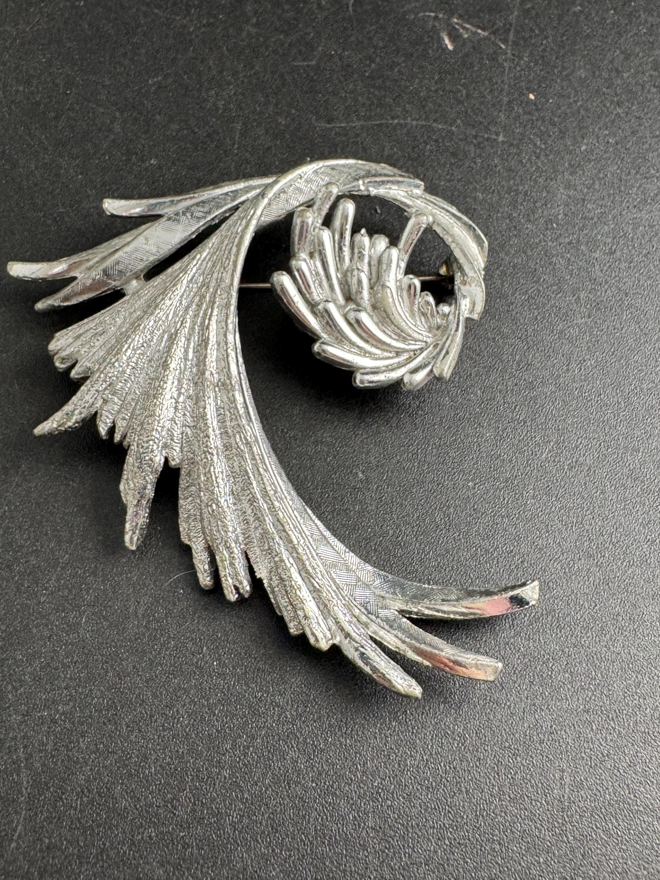 Exquisite large silver brooch, signed modernist swirl design (7cm)