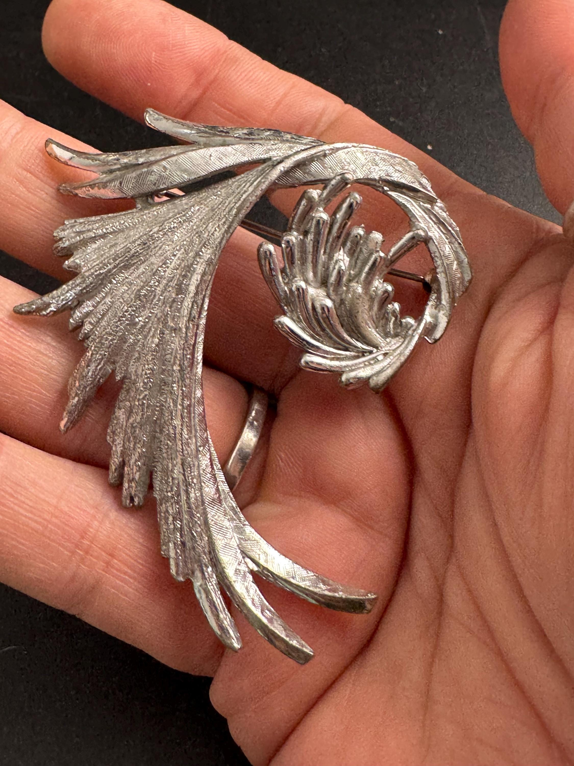 Exquisite large silver brooch, signed modernist swirl design (7cm)