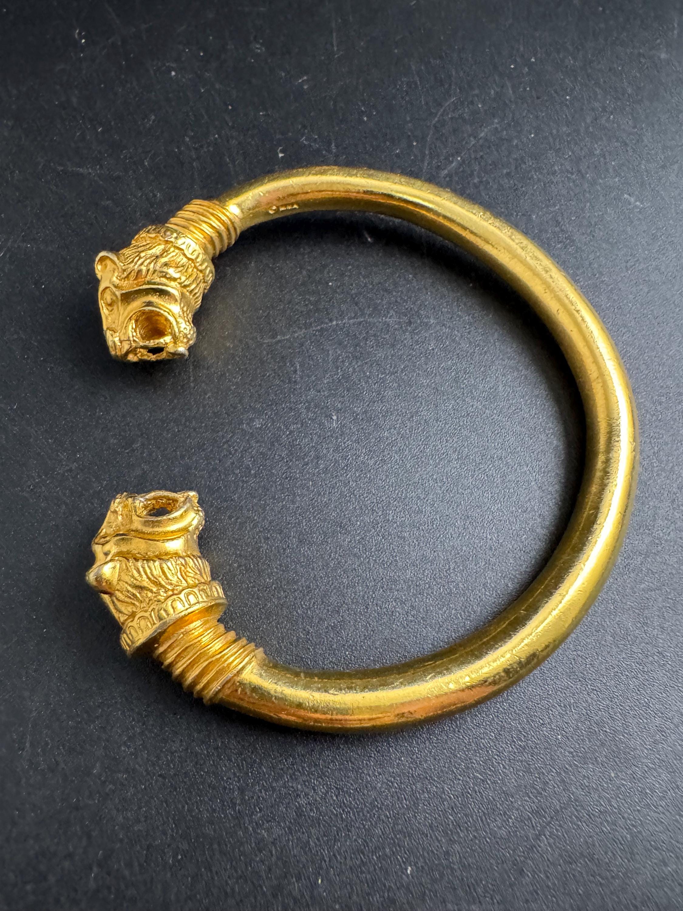 Gold MMA Lion Head Bangle, Vintage Metropolitan Museum of Art, big cat jewellery