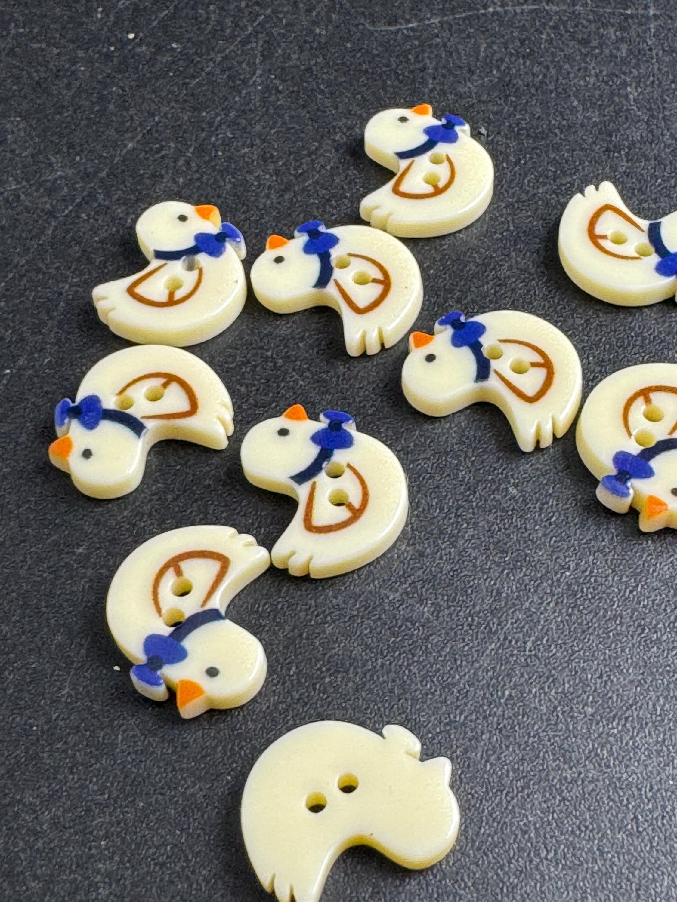14mm duck Buttons: cream acrylic 2 hole Buttons, Set of 5 pieces