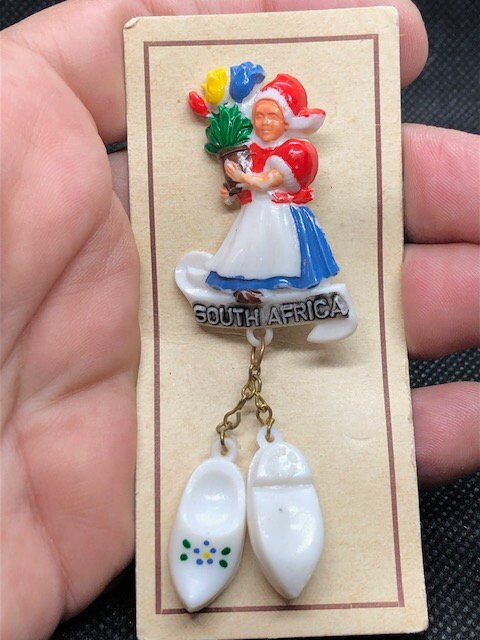 Dutch south african retro kitsch SOUTH AFRICA tourist souvenir dangle clog brooch Vintage early plastic celluloid 1940s