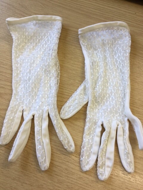 small bridal gloves size 6 cream ivory white natural vintage gloves short length