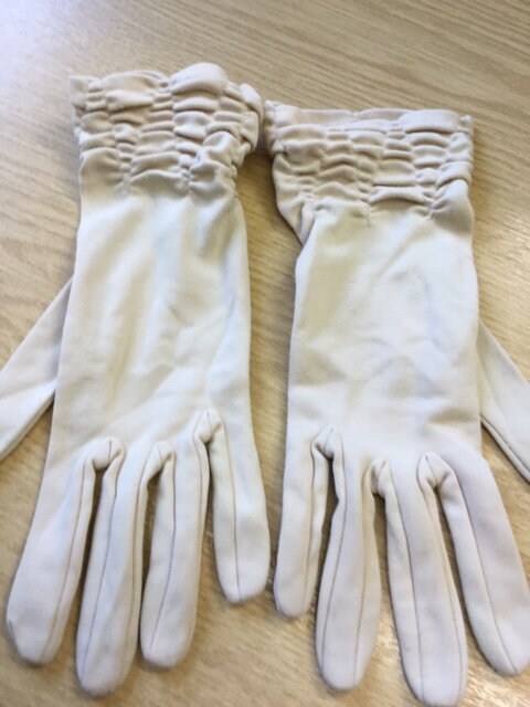 S M apx size 6.5 7 neutral beige natural ruched vintage gloves short mid length