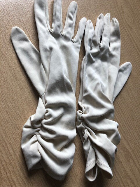 M L apx size 7 to 7.5 neutral nude beige natural ruched vintage gloves short mid length