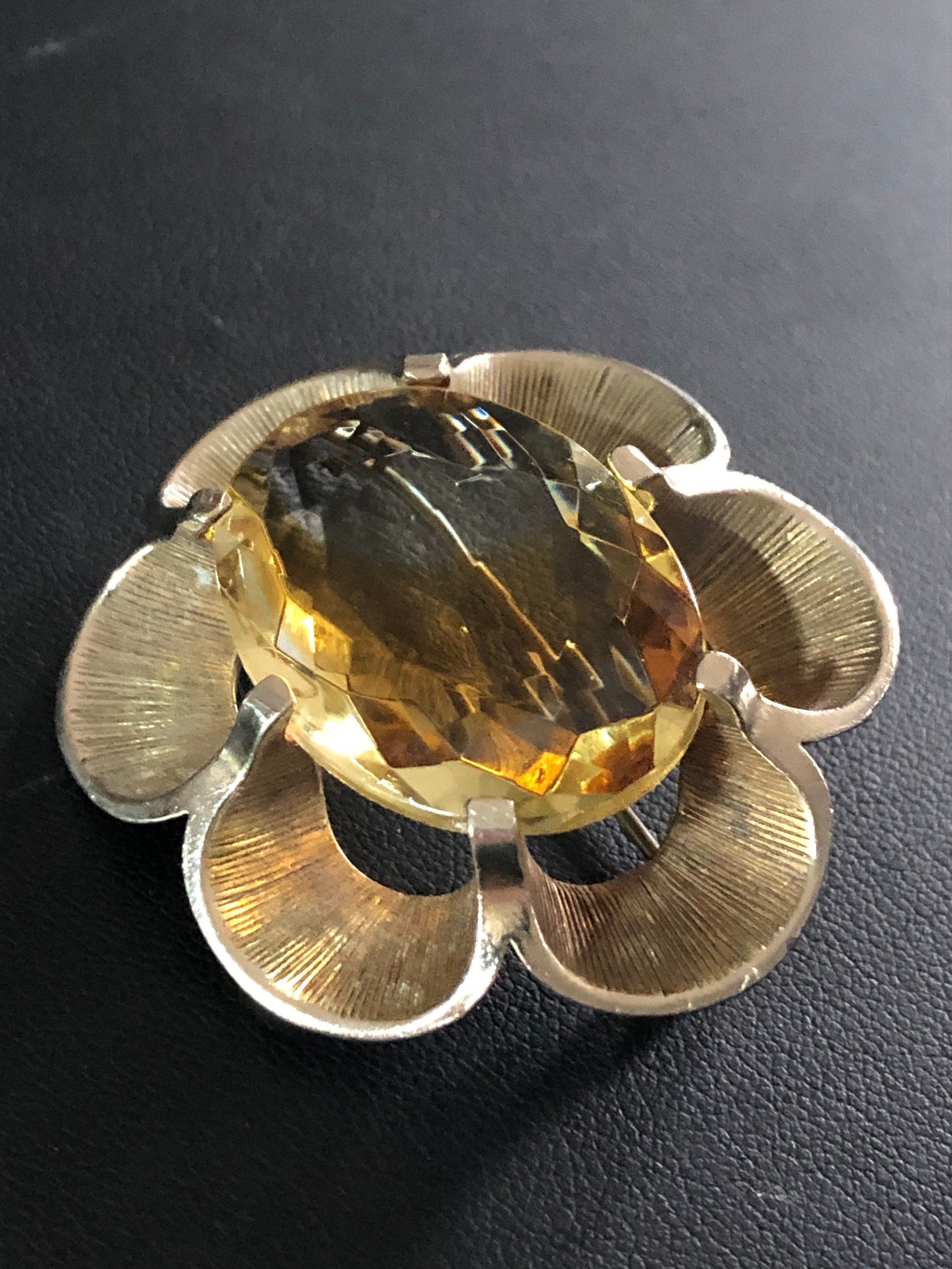 Signed EXQUISITE brooch with large pale yellow citrine glass faceted cabochon oversized chunky gold tone