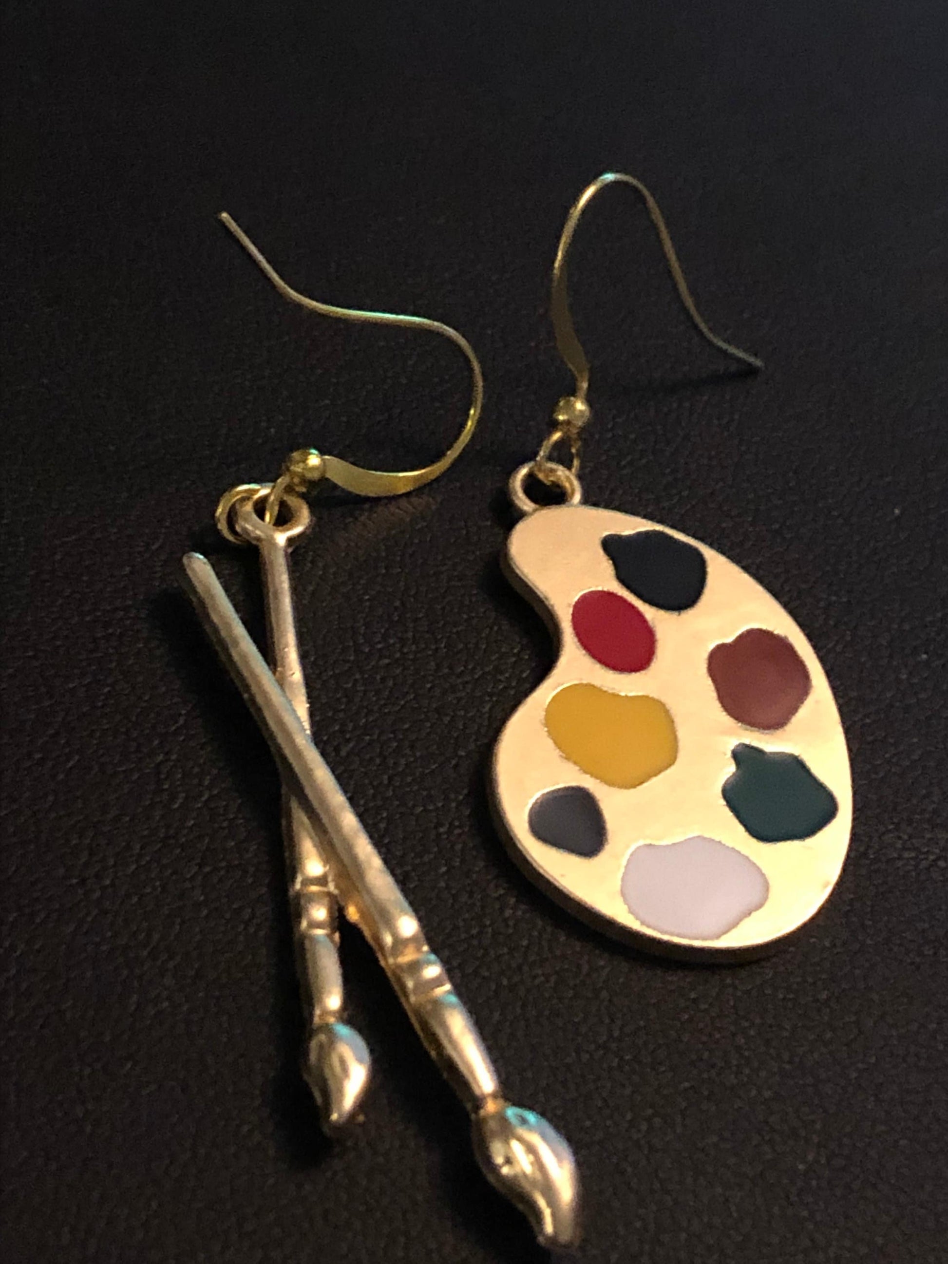 Novelty artists paint pallet pierced drop earrings gold tone
