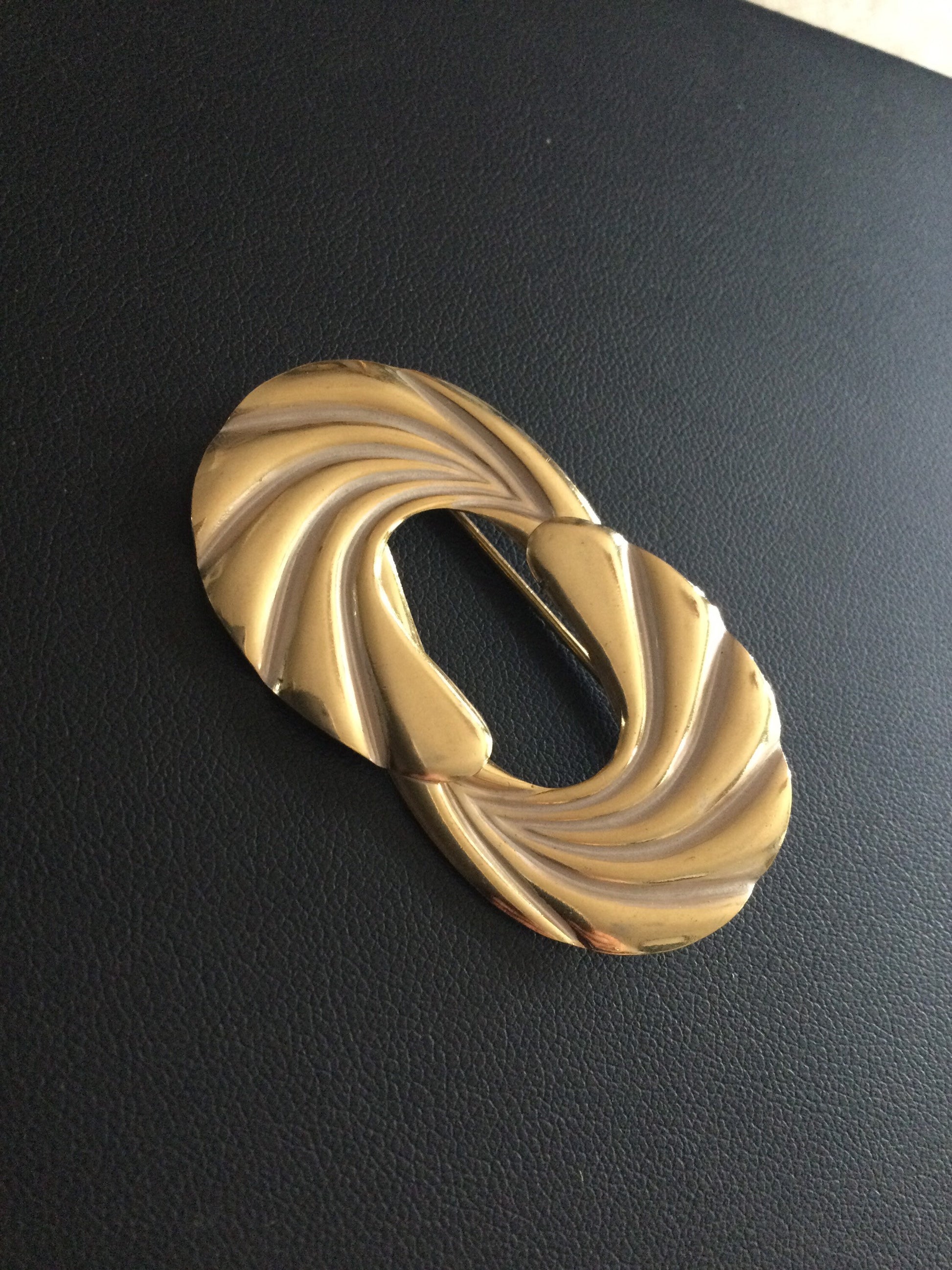 vintage gold & white silver tone enamel abstract swirl brooch roll clasp