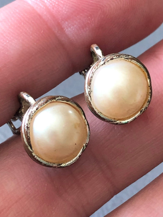 Vintage retro small gold tone modernist white pearl stud earrings clip on