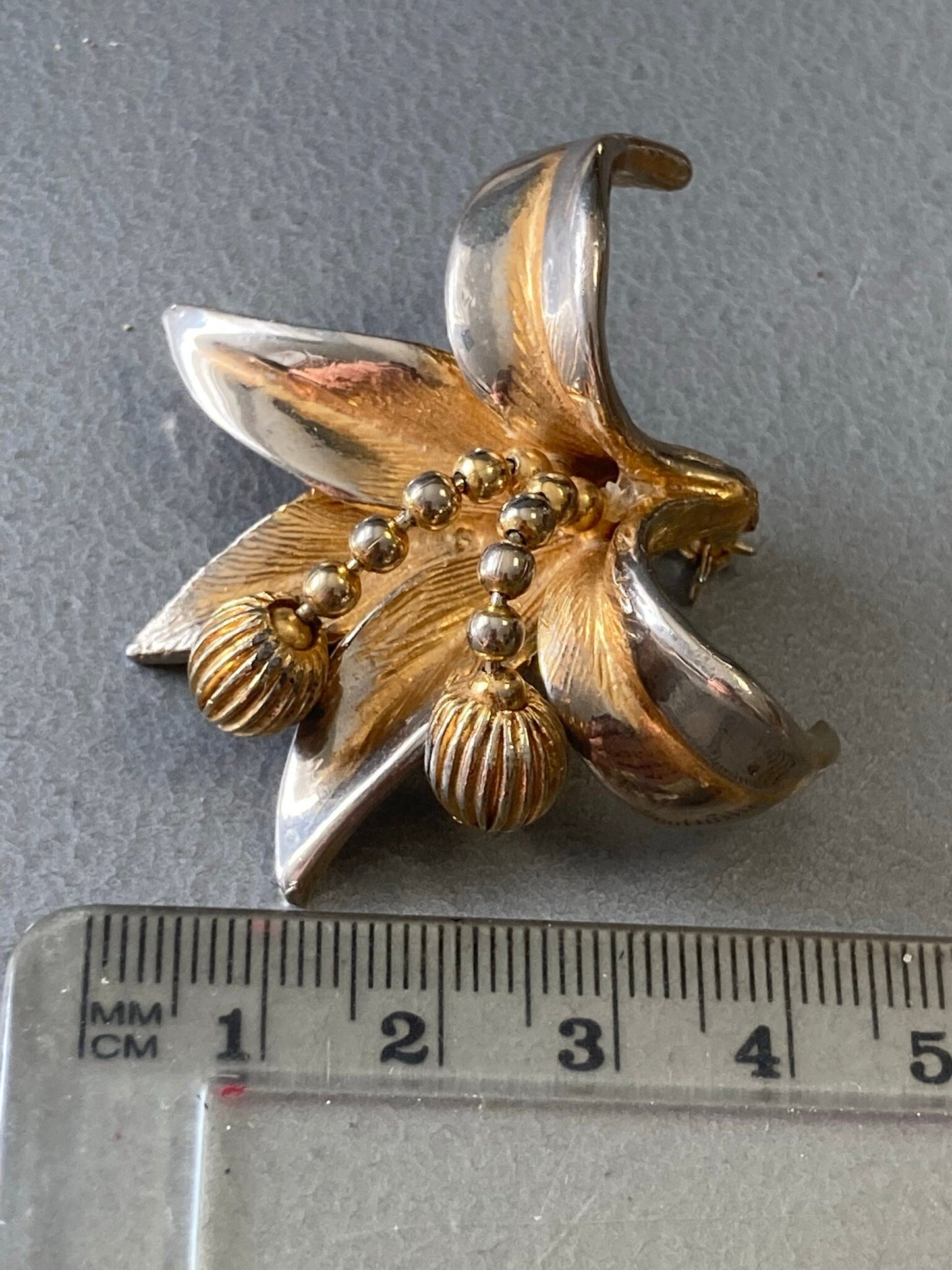 signed HOLLYWOOD vintage retro gold and silver tone floral brooch