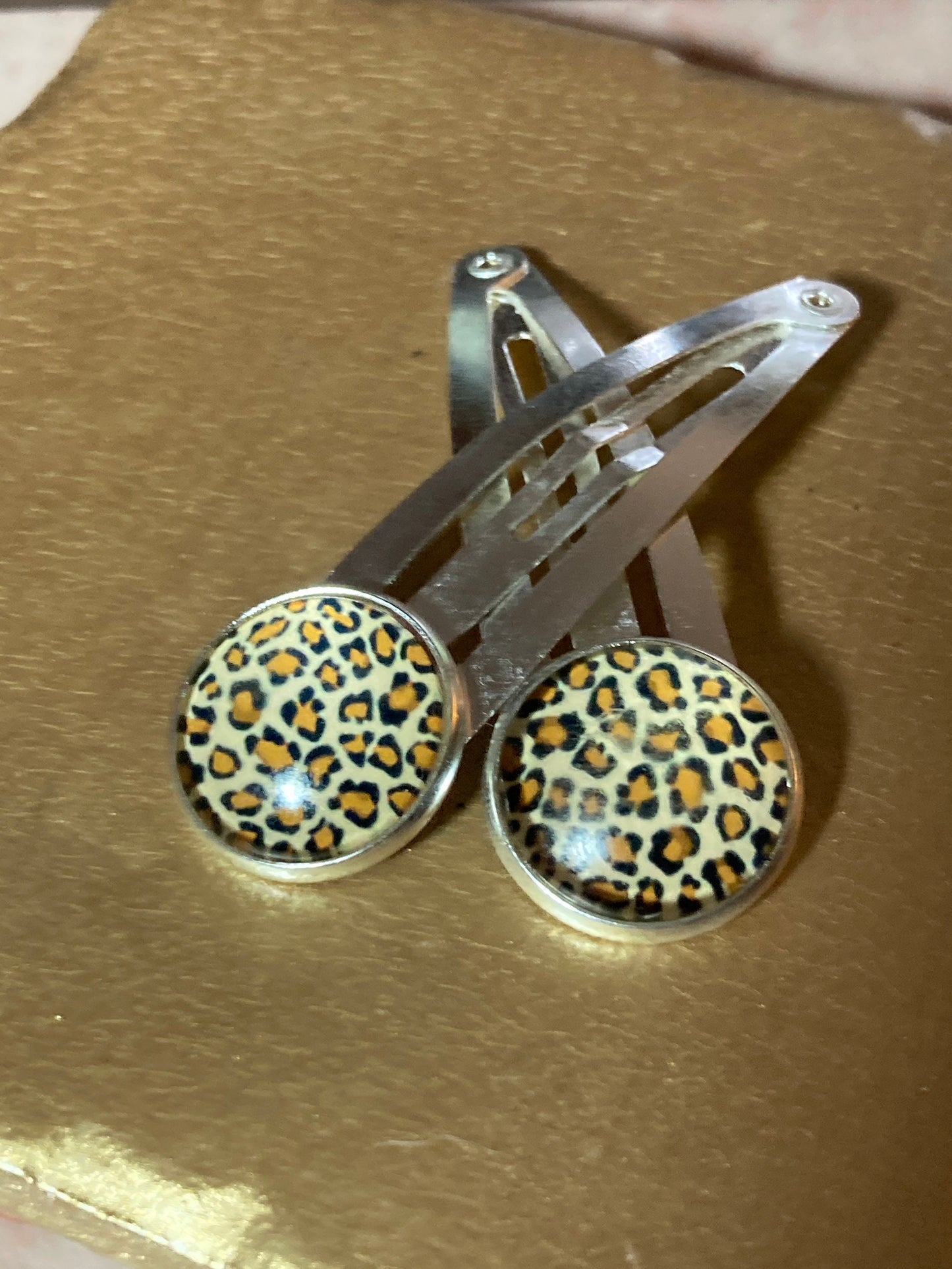 16mm round pair of animal leopard print hair clips silver tone snap lock closure