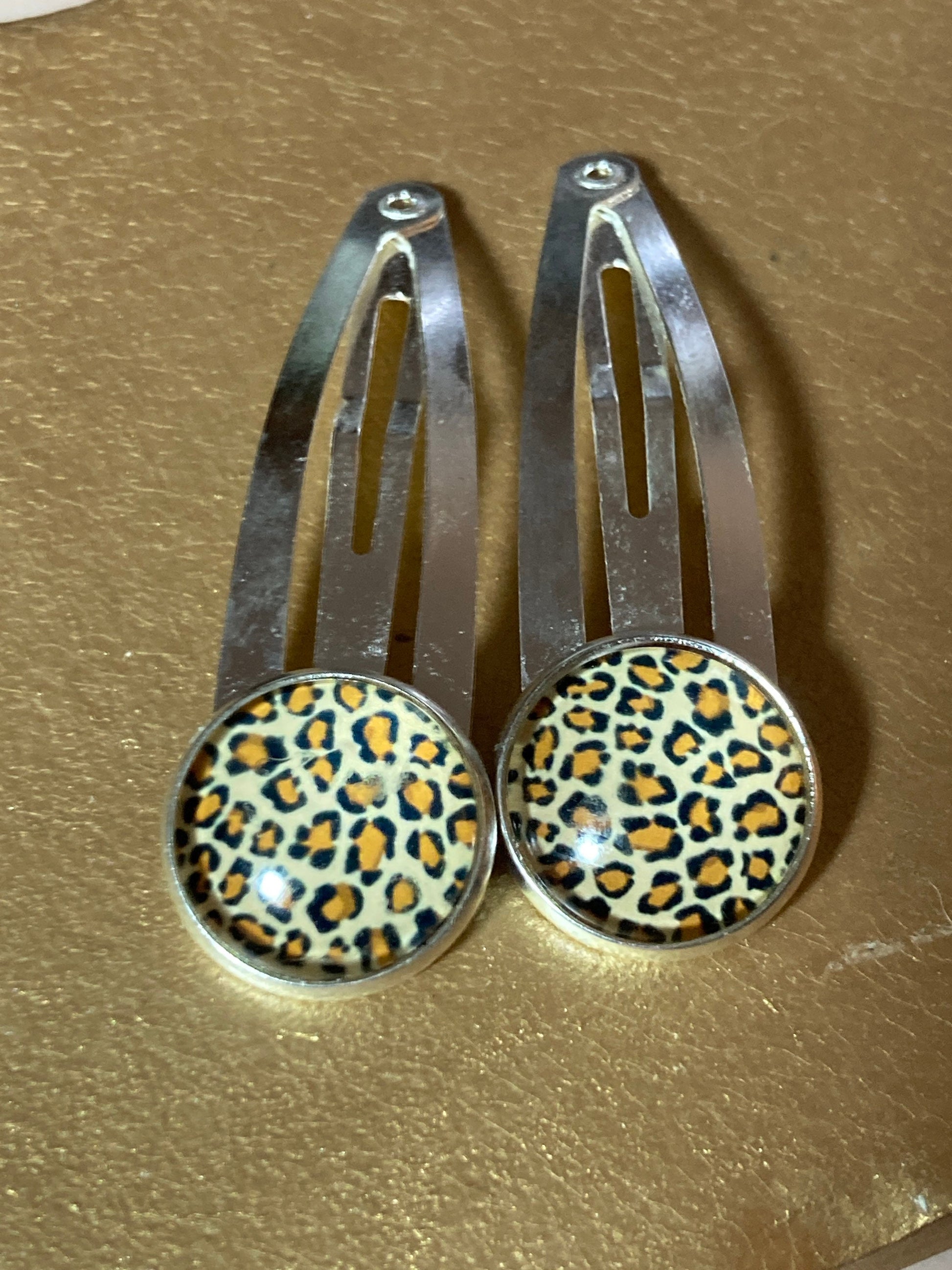 16mm round pair of animal leopard print hair clips silver tone snap lock closure