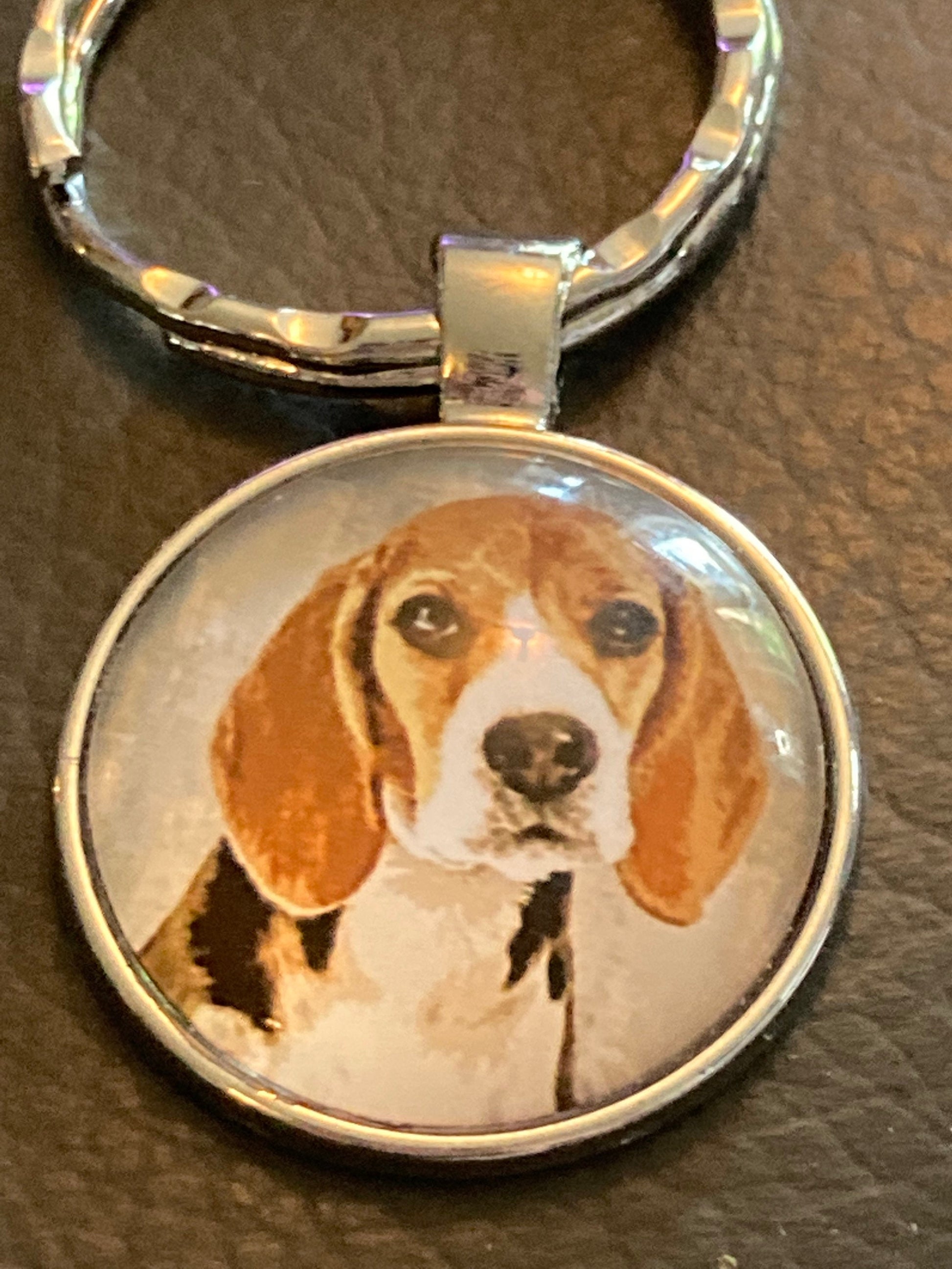 Tricolour Beagle dog silver tone keyring glass cabochon