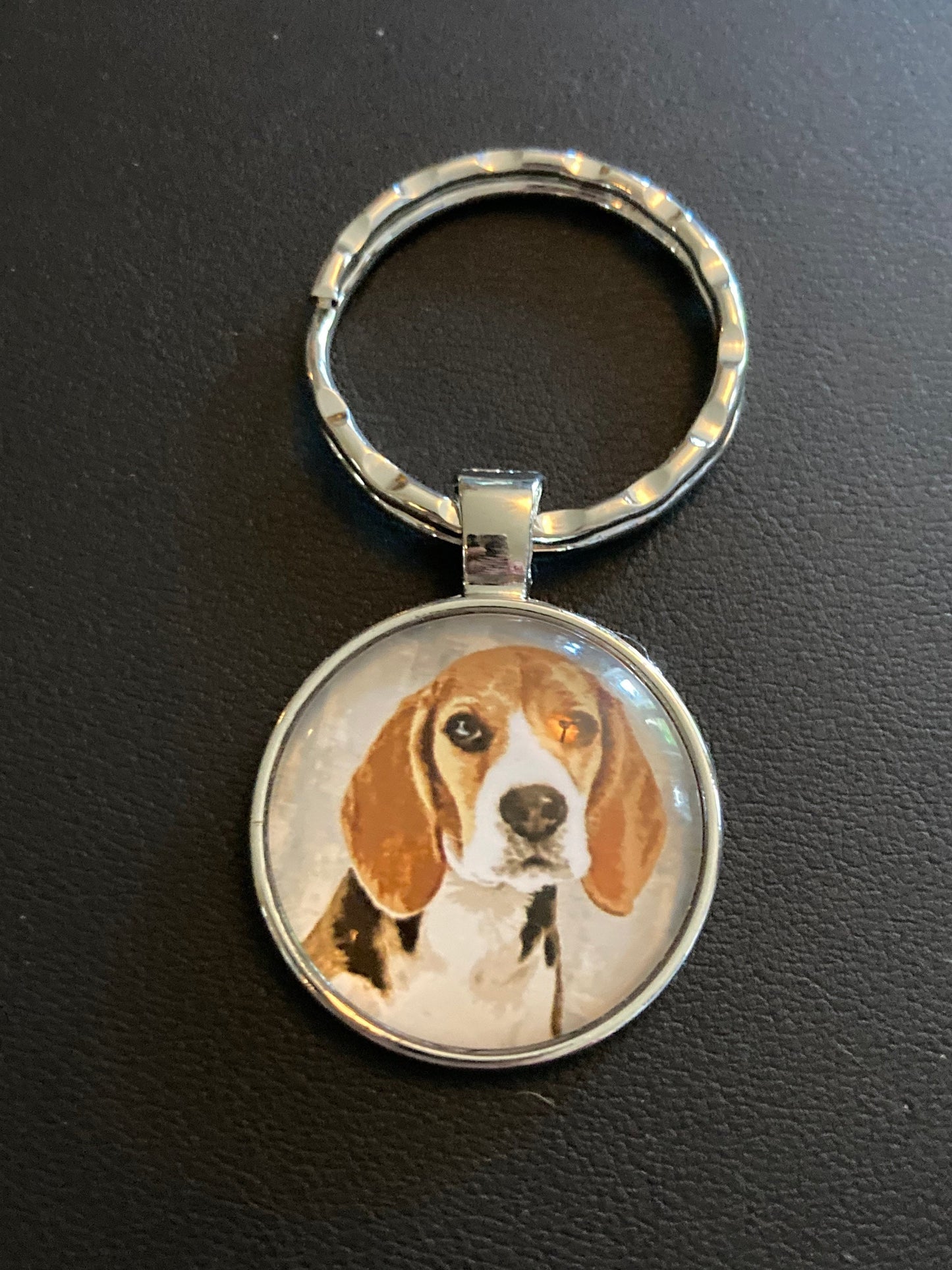 Tricolour Beagle dog silver tone keyring glass cabochon