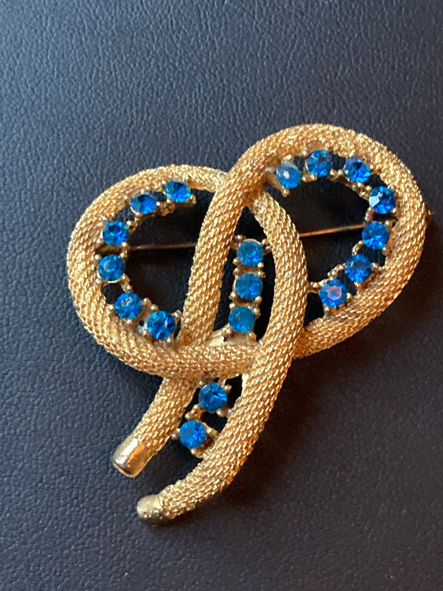 Signed Dorene vintage retro modernist mid century gold tone mesh blue paste abstract swirl round knot brooch 5cm 1960s 1970s
