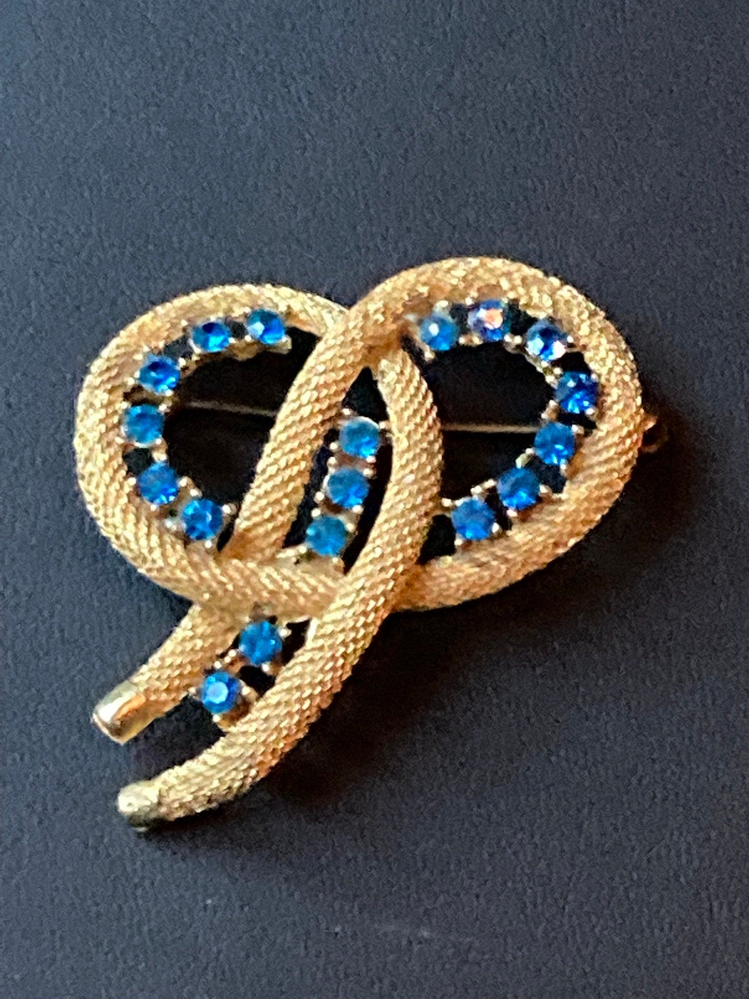 Signed Dorene vintage retro modernist mid century gold tone mesh blue paste abstract swirl round knot brooch 5cm 1960s 1970s