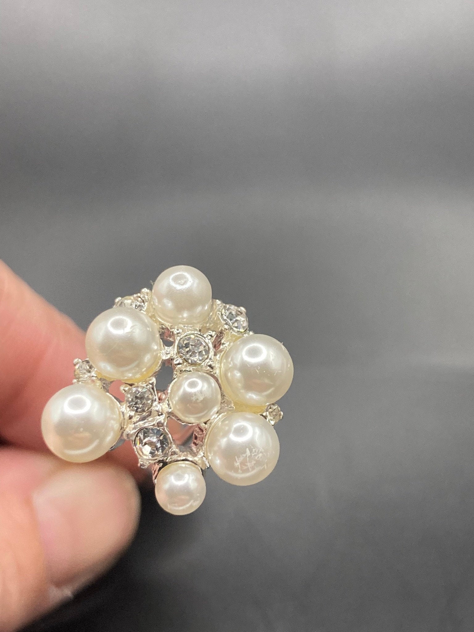 1 x Retro round faux pearl with central diamante clear glass paste silver tone hair pin