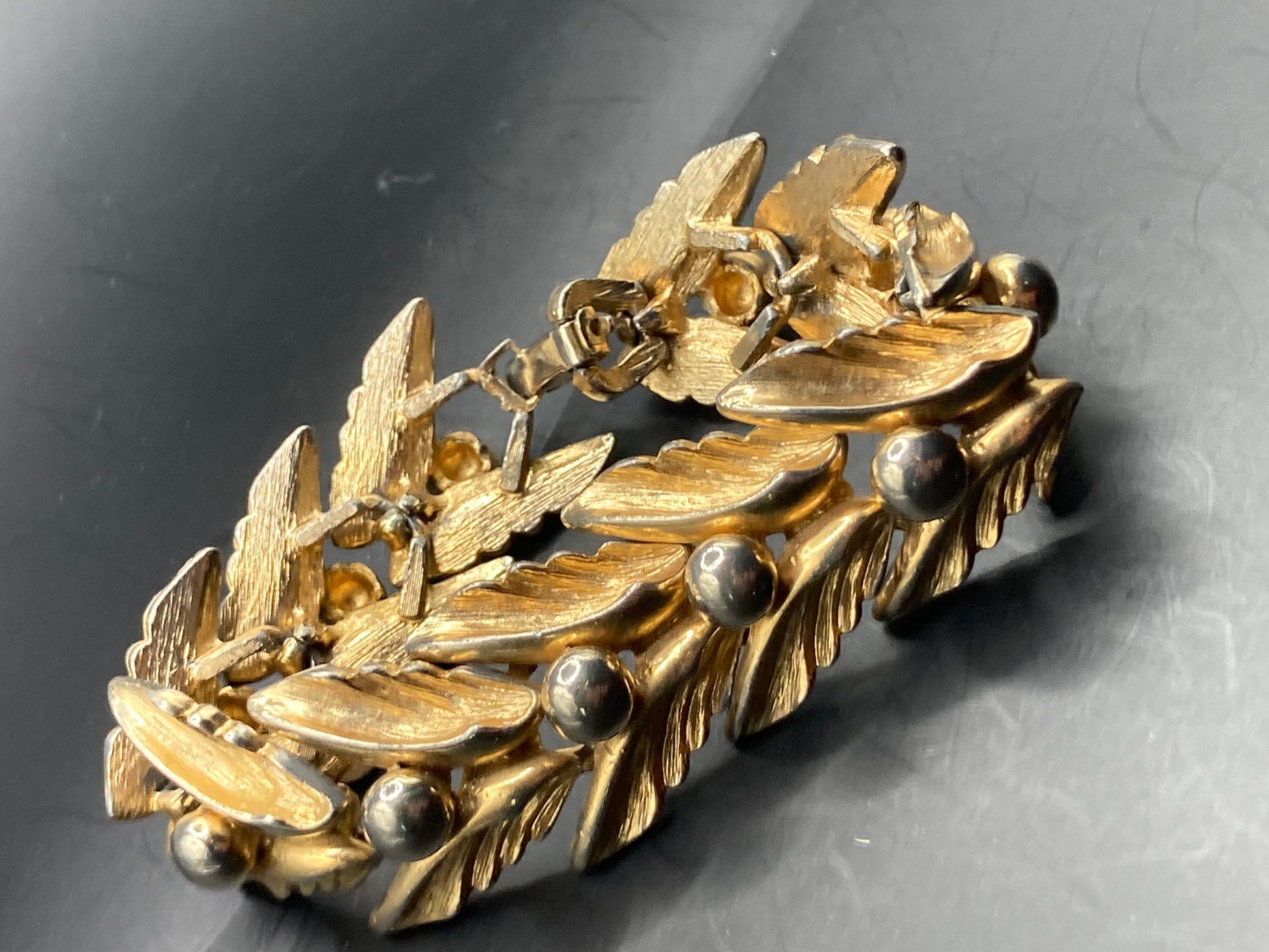Vintage gold tone textured leaf chain link bracelet vintage 1970s modernist period cuff panel link 19.5cmx 2.5 cm