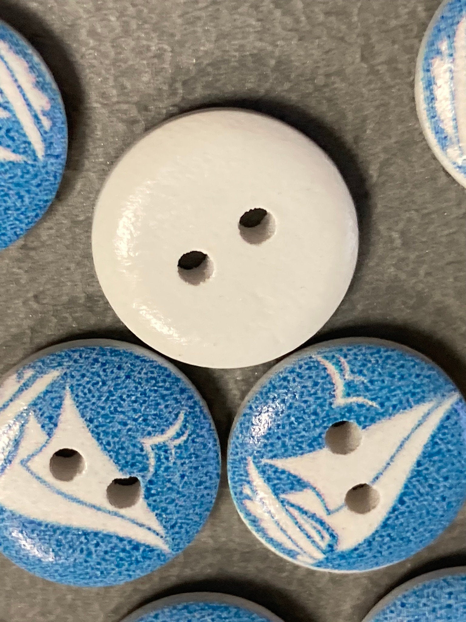 SAILING YACHT 10 buttons x 16mm round plastic Blue & White buttons