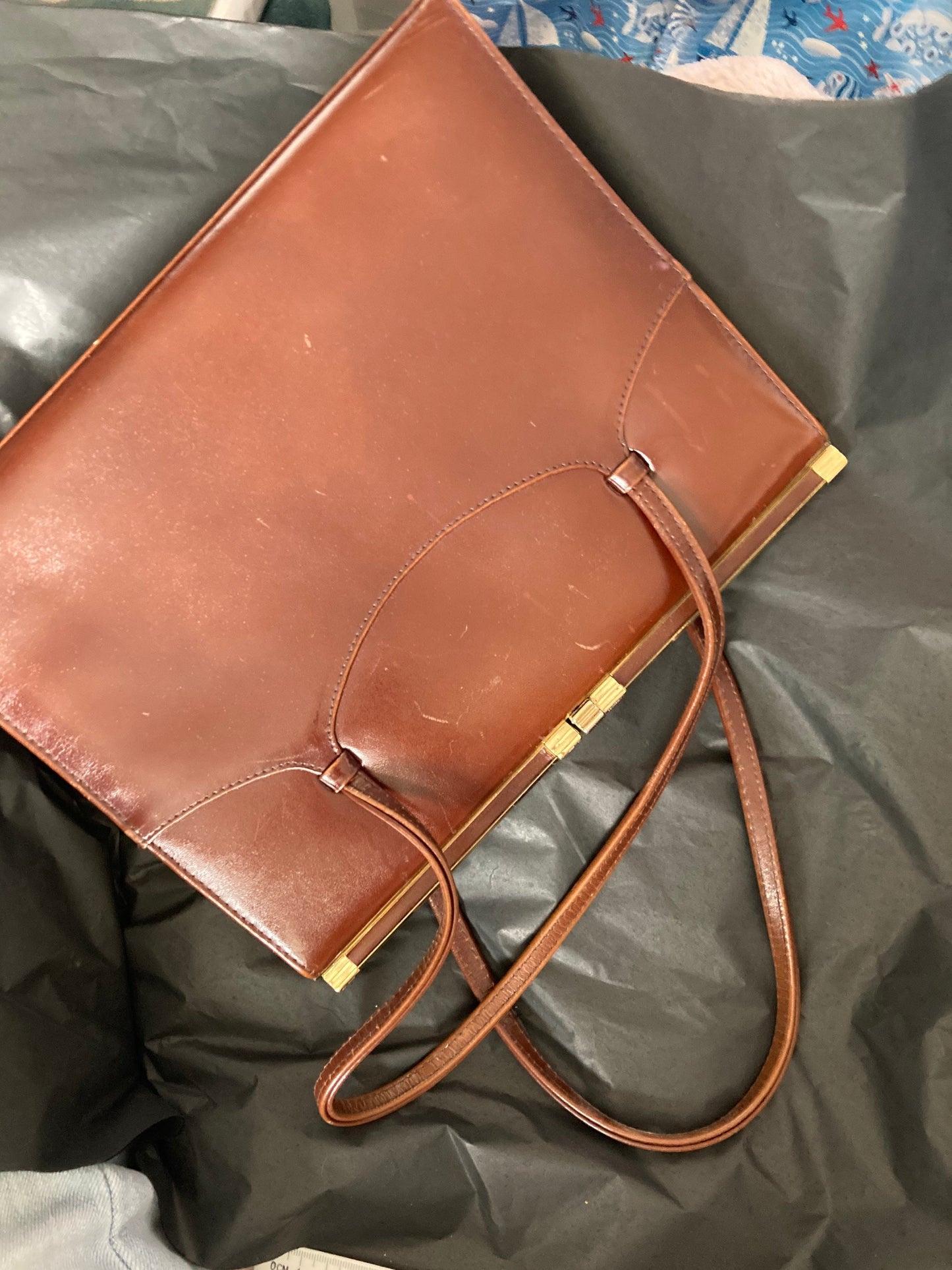 Vintage brown leather handbag beige suede lining gold metal clasp